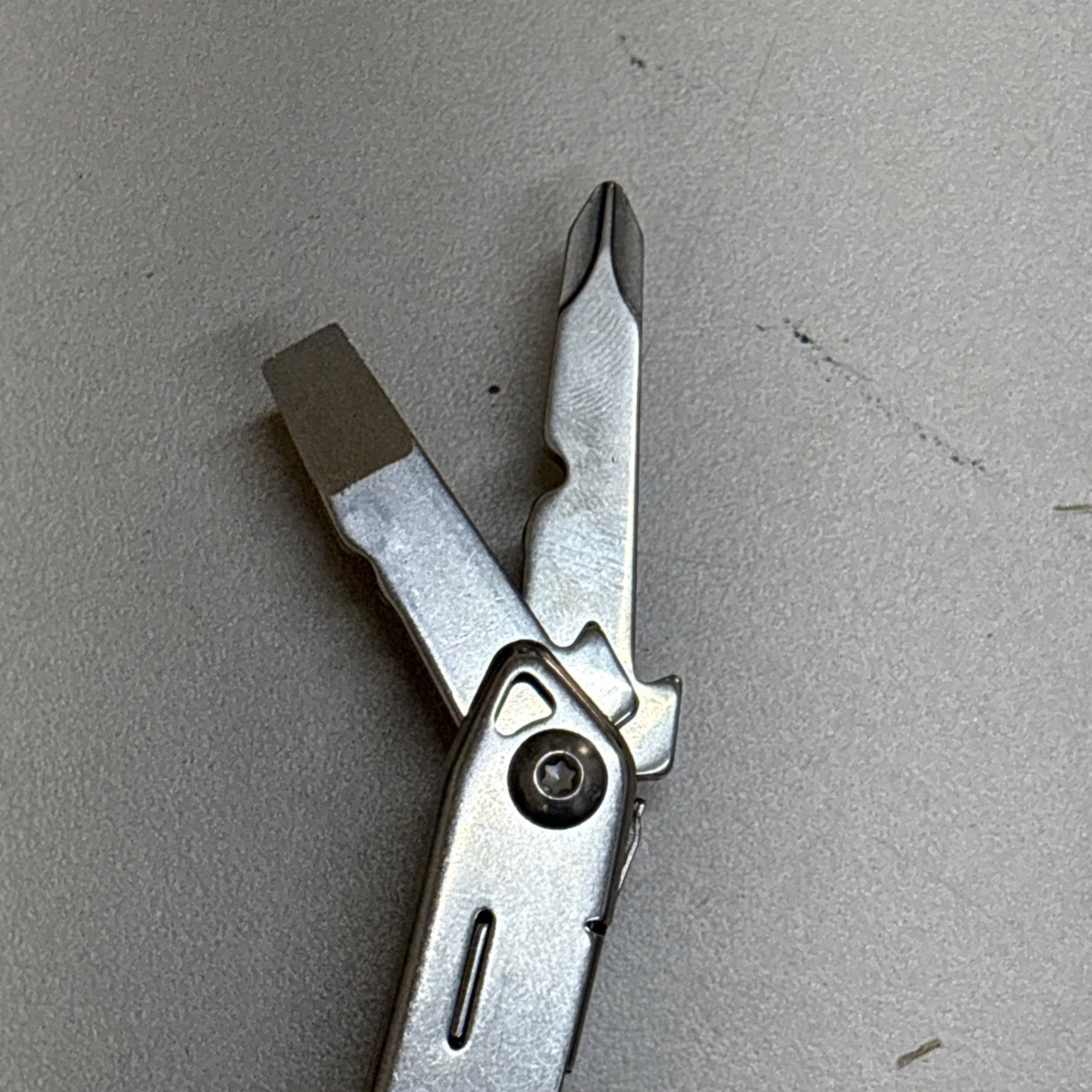 Leatherman Wingman Multitool with 14 tools Needle Nose pliers, wire cutter (038)