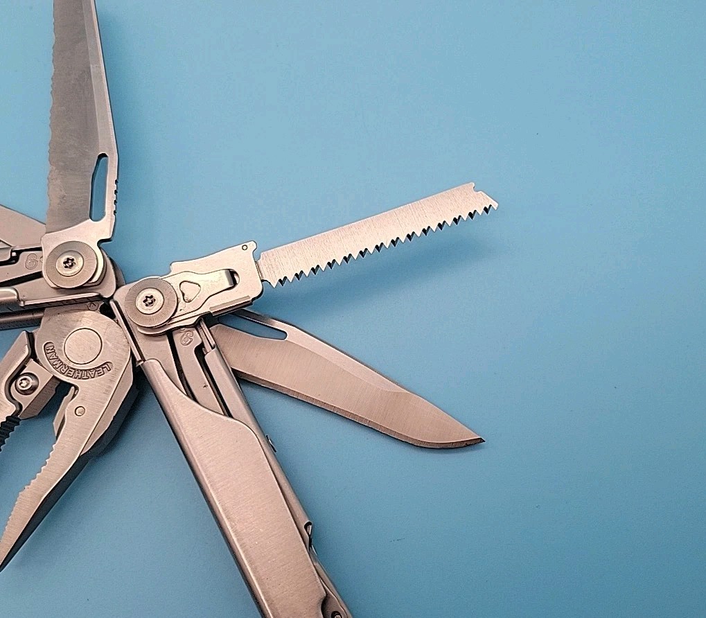 Leatherman Surge Multi-Tool w/ Sheath – Dated 1217 – Silver – Pliers, Knife