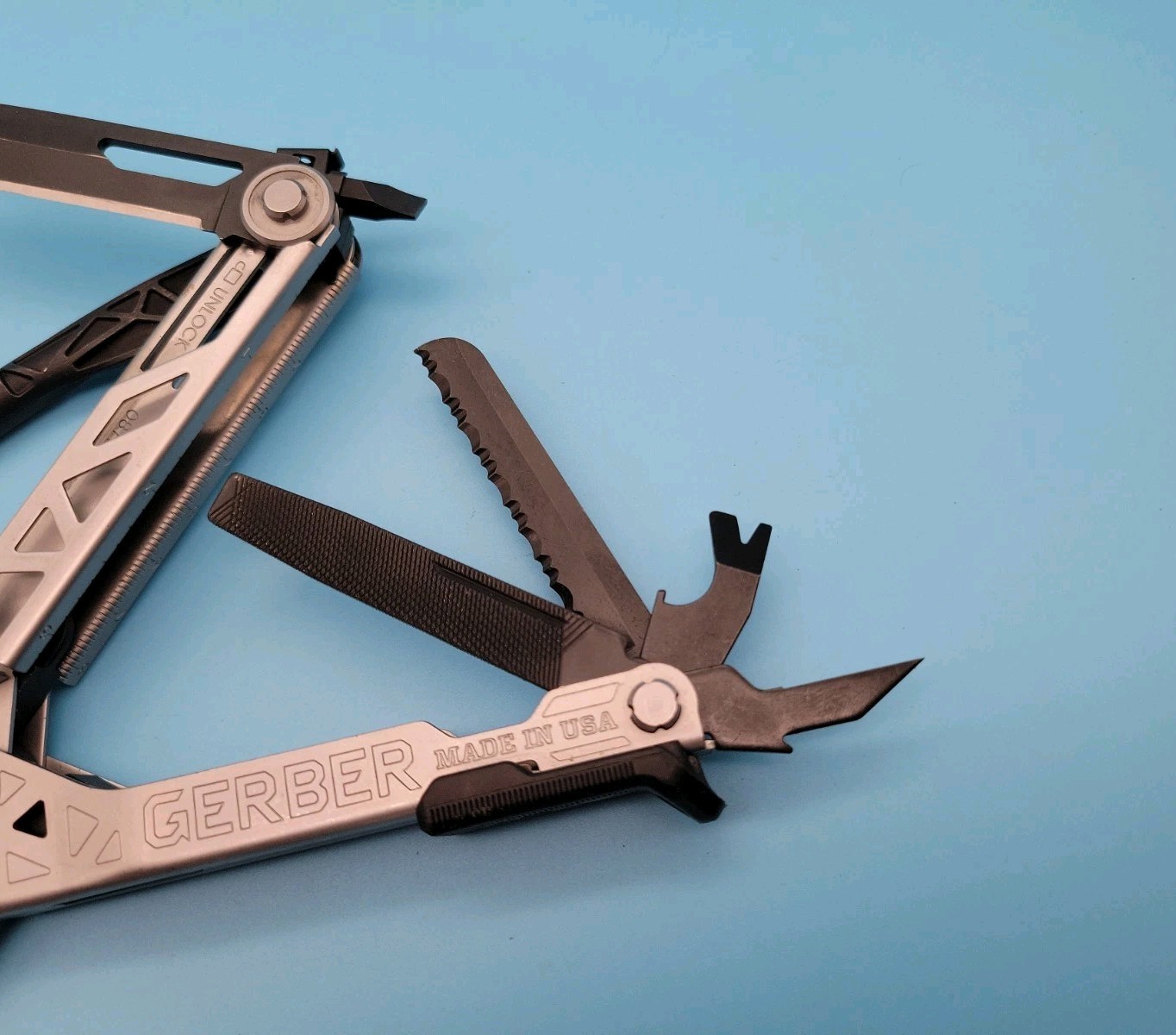 Gerber Center Drive Multi-Tool w/Sheath – Black/Silver – Pliers, Knife – USA