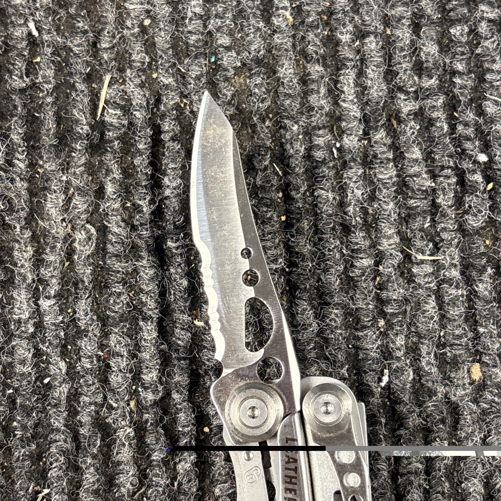 LEATHERMAN Skeletool Multi Tool – Combo Edge Blade Knife Pliers Carabiner (073)