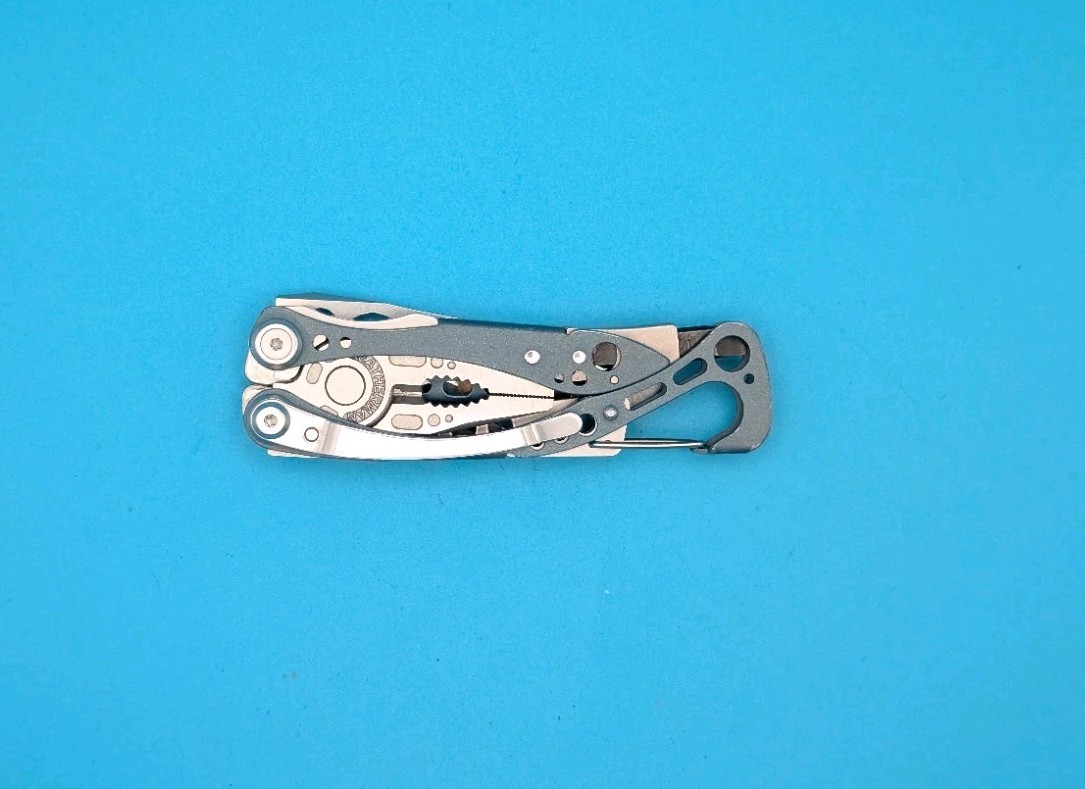 LEATHERMAN Skeletool Multi Tool – Combo Blade Knife Pliers! Navy Blue Handle!