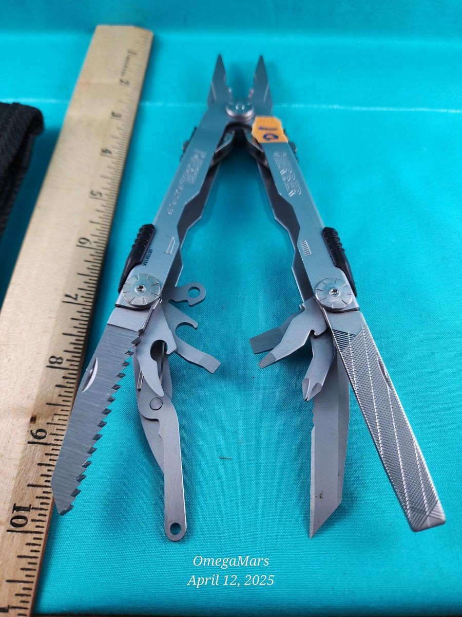 Gerber Multi-Plier Diesel #D1 Looks and feels brand new, w/sheath
