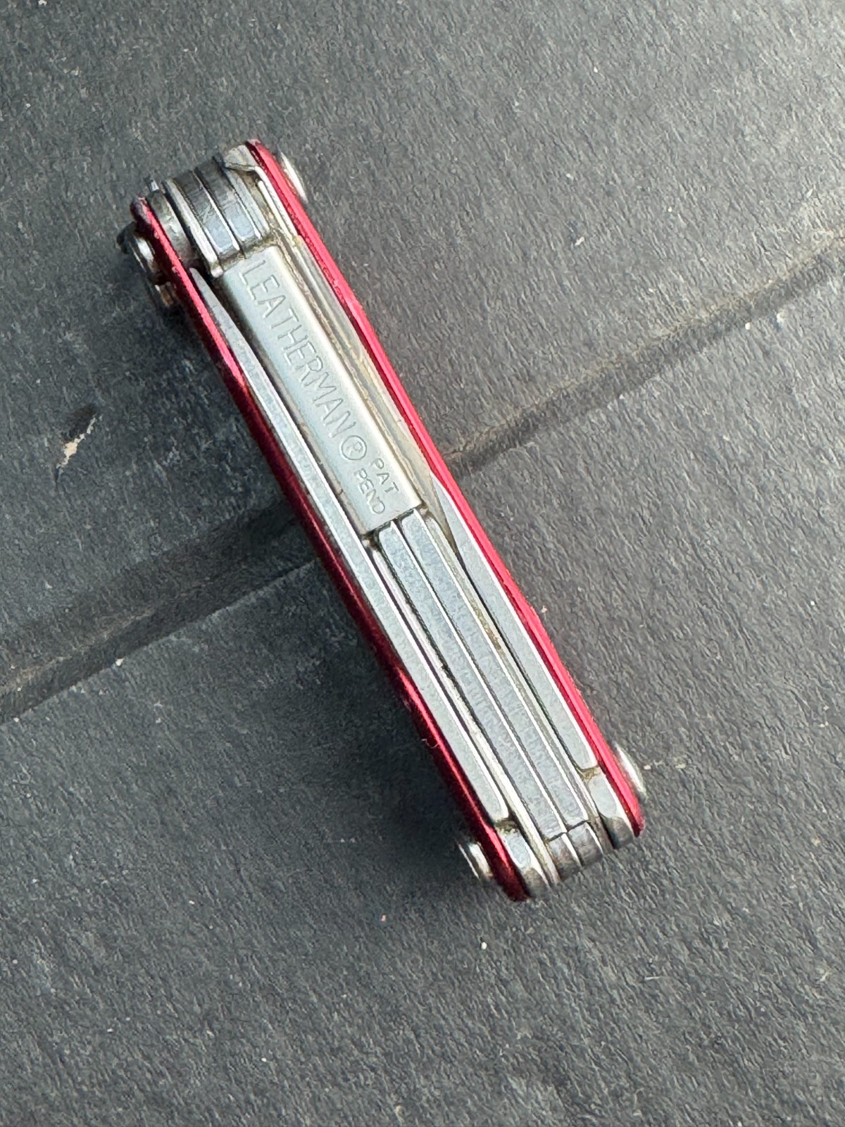Leatherman Squirt S4 Stainless Steel Multitool Keychain – red