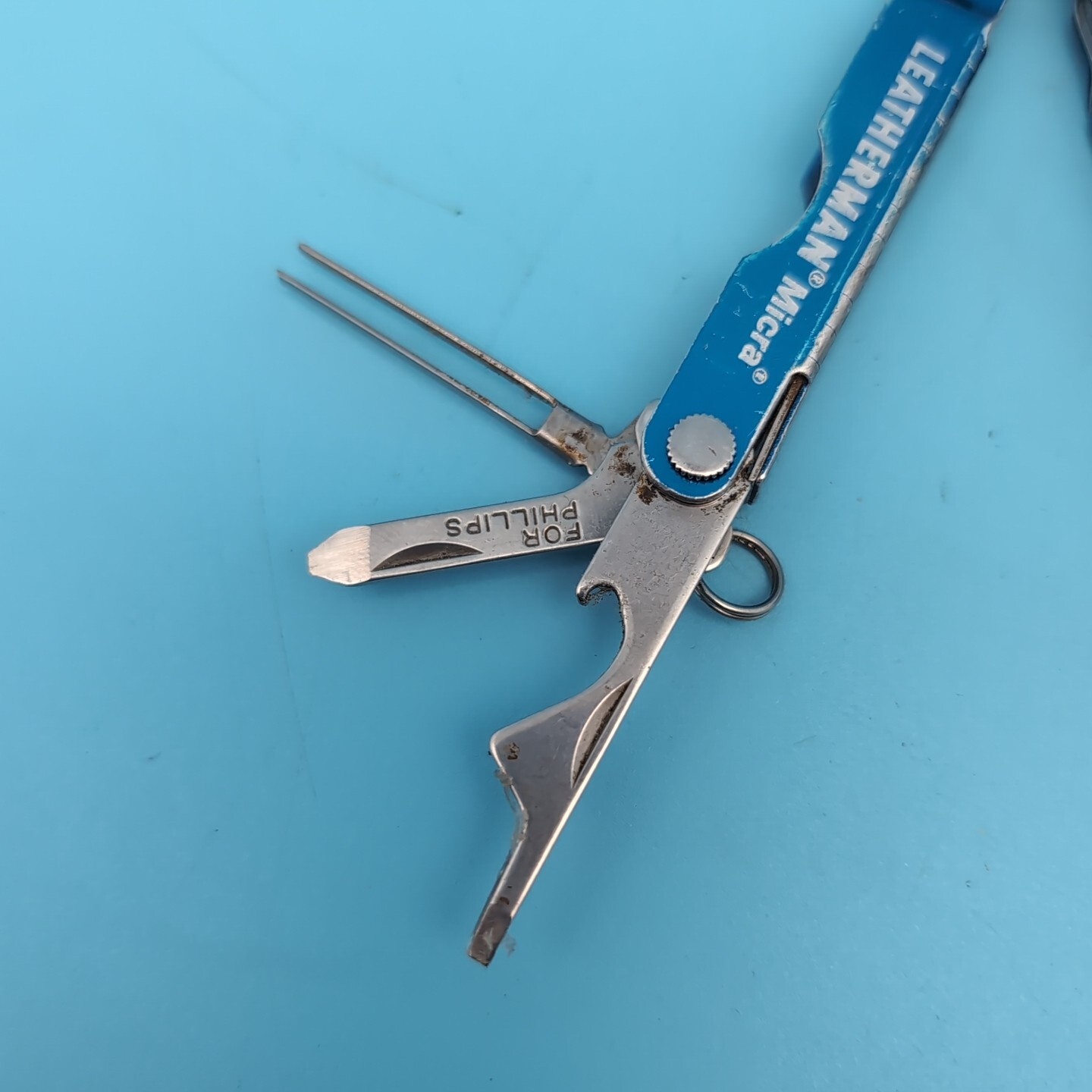Leatherman MICRA Multi-Tool BLUE Scissors Knives Tweezers MORE Q68