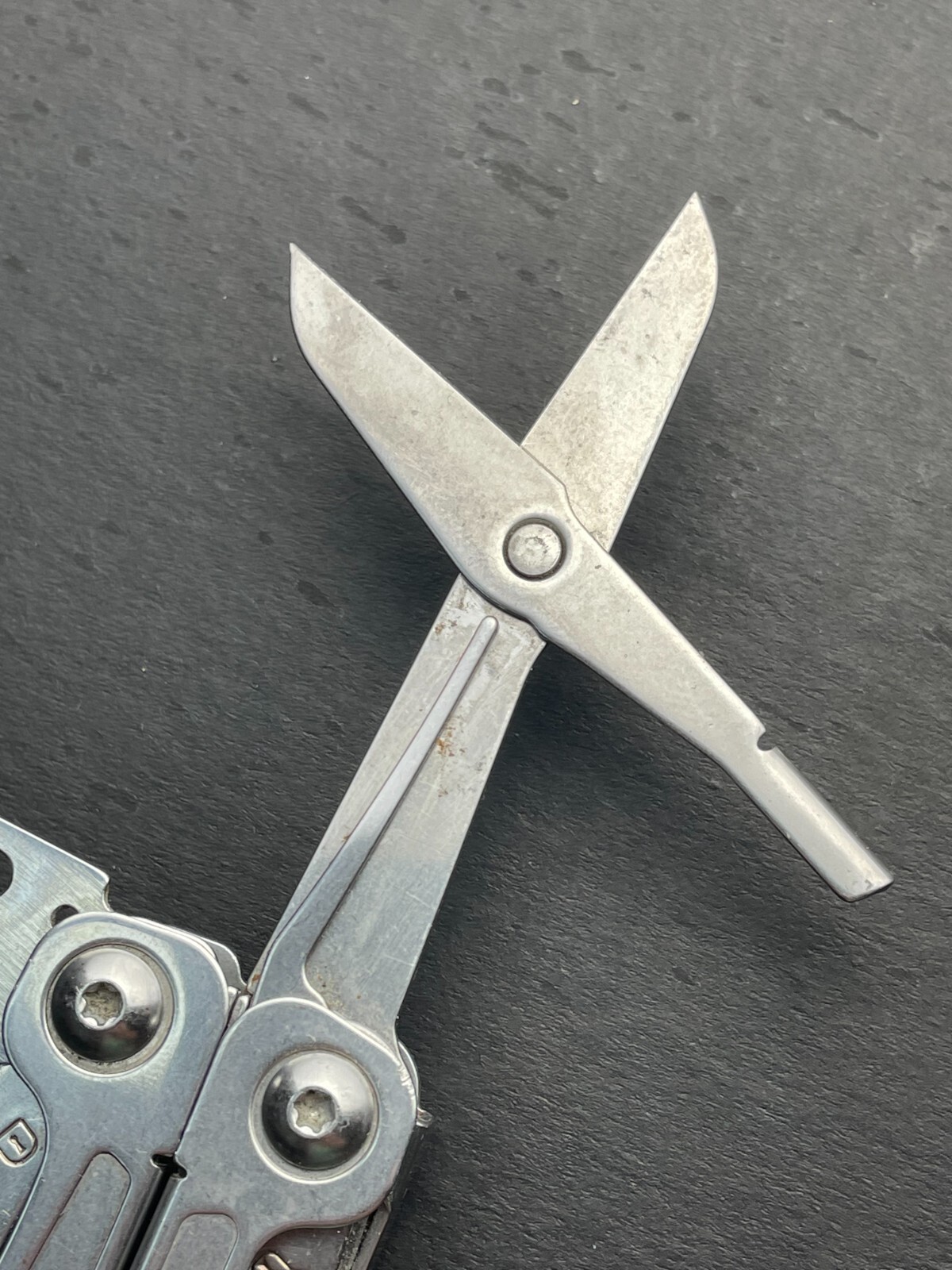 Leatherman Wingman Multitool with 14 tools Needle Nose pliers, wire cutter, etc.