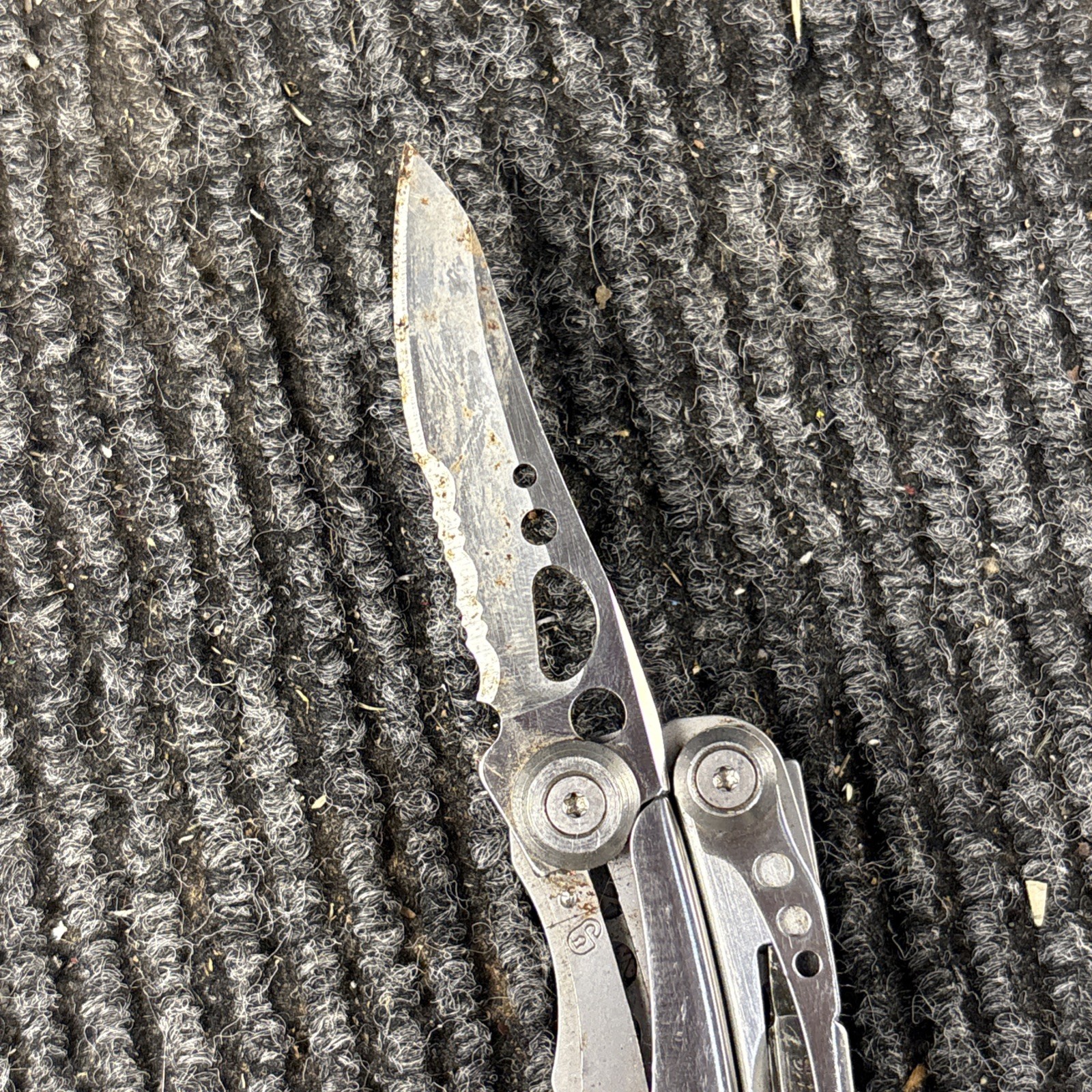 LEATHERMAN Skeletool Multi Tool – Combo Edge Blade Knife Pliers Carabiner (072)