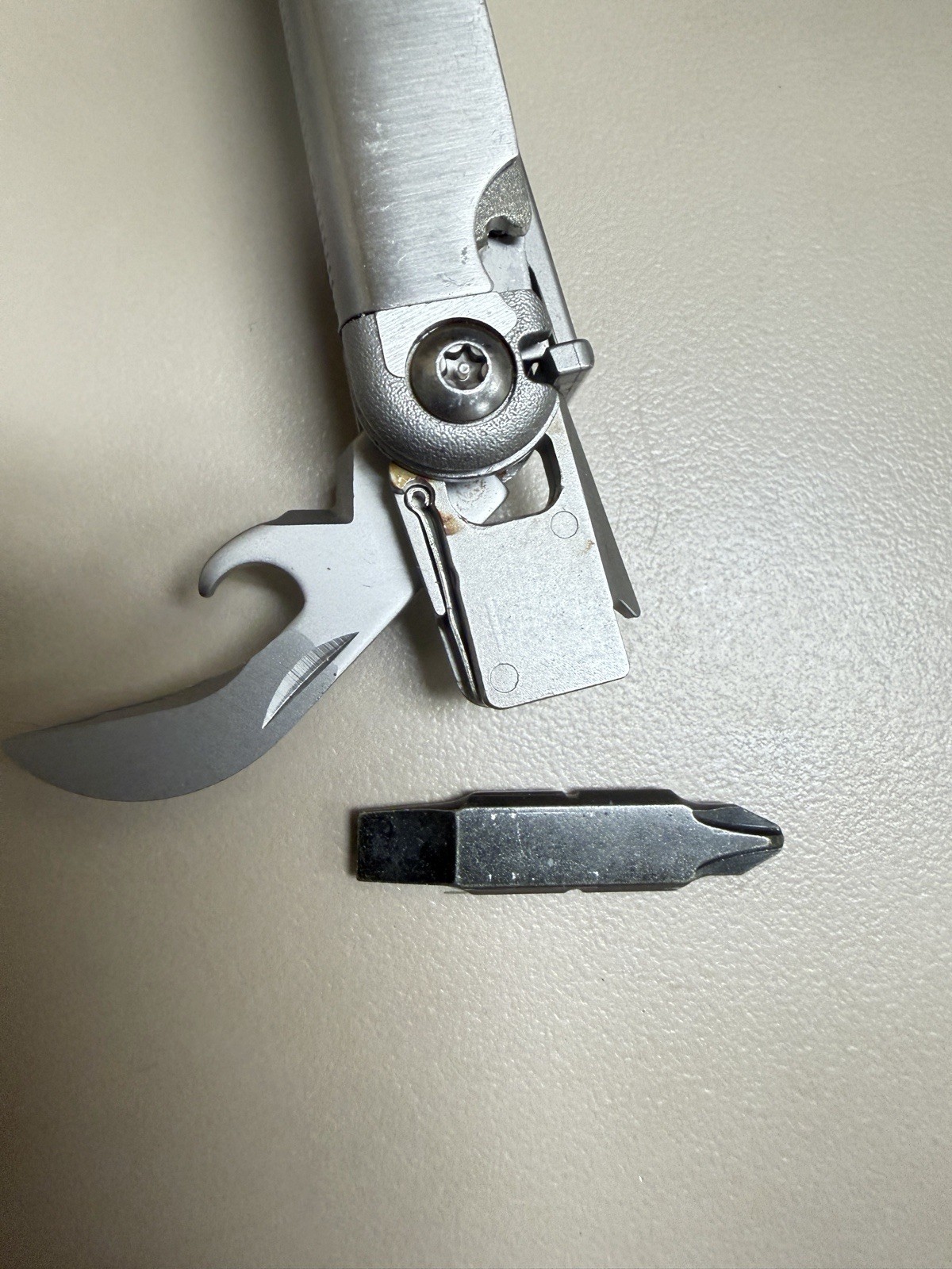 Leatherman Wave Multi-Tool Stainless Steel Pliers Knife with Screwdriver