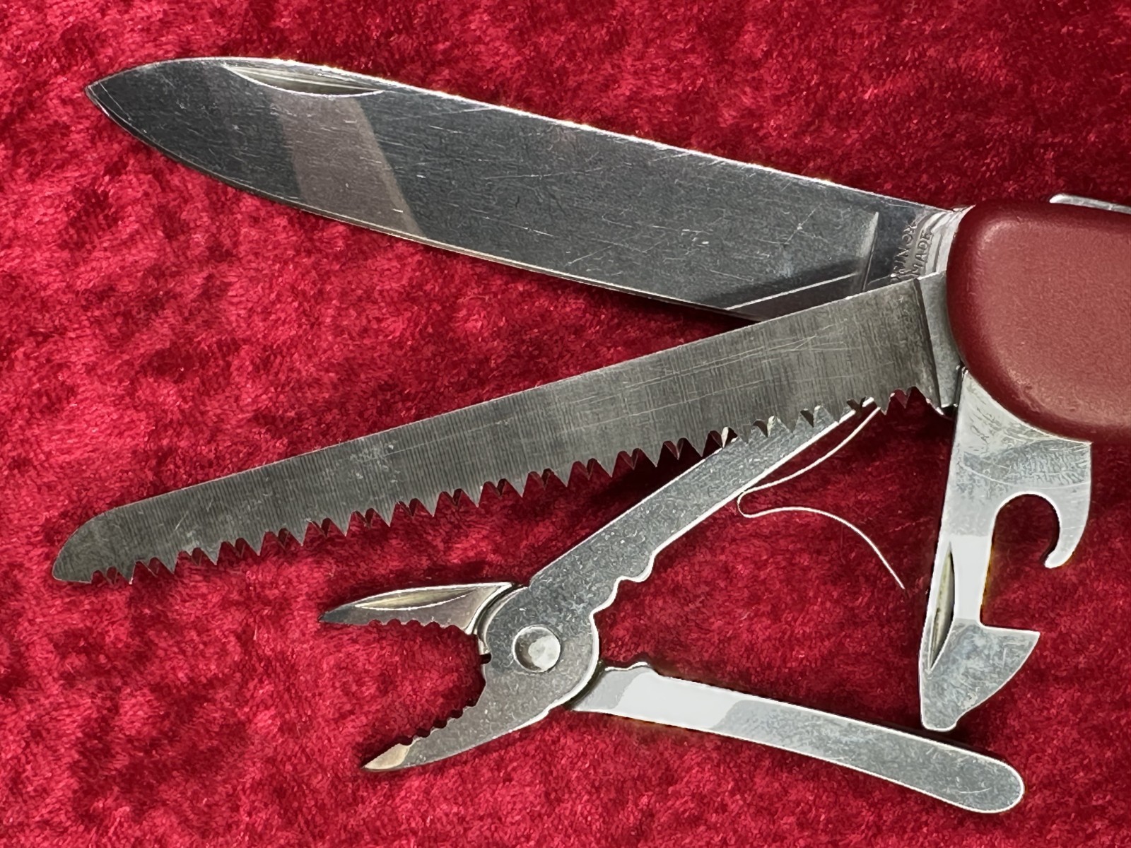 Victorinox Atlas Red Large Swiss Army Knife 111mm 11 Tool 4 Layer (671)