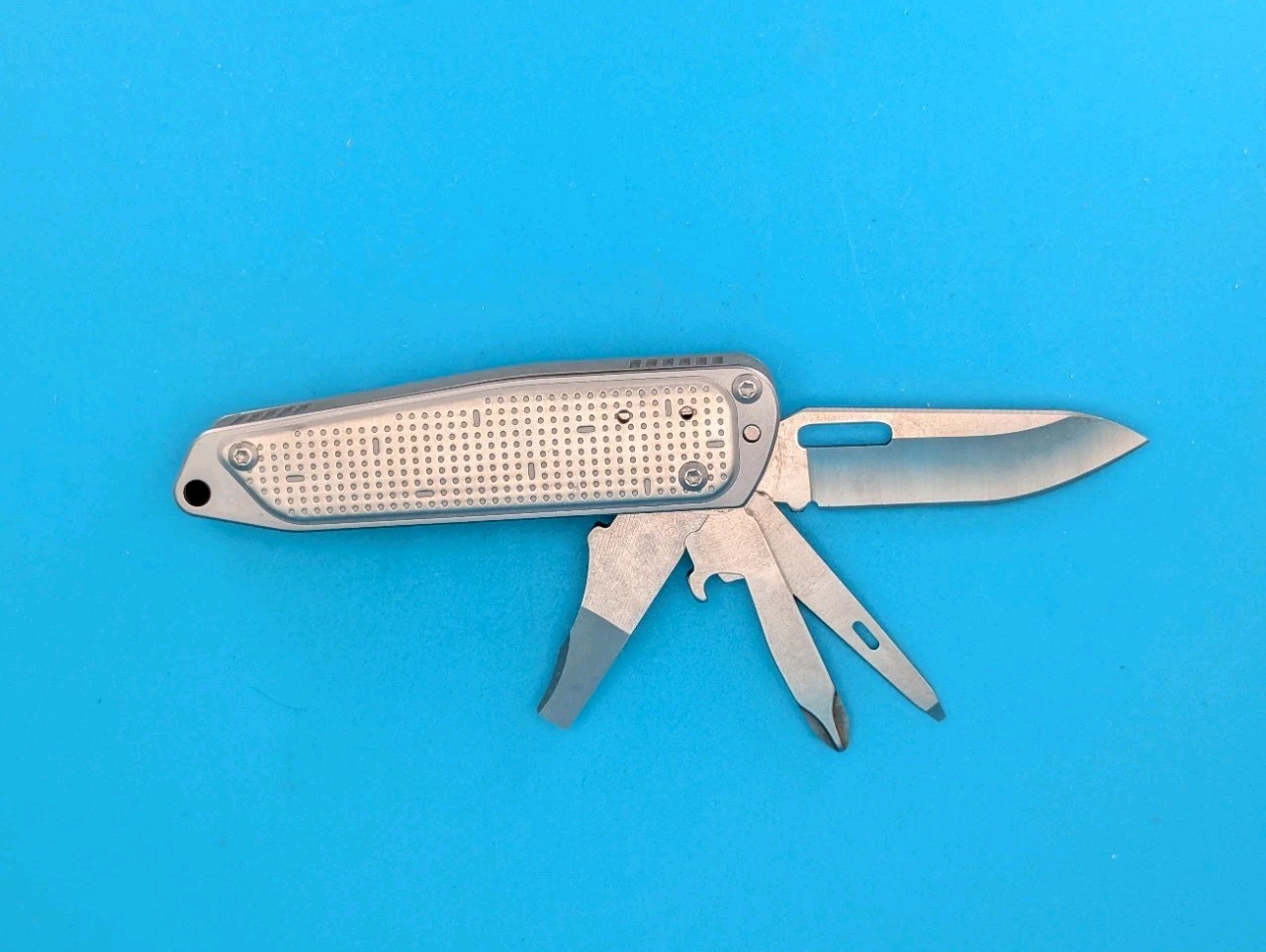 Leatherman FREE T2 Pocket Knife Multi-tool! “FOUR SQUARE”