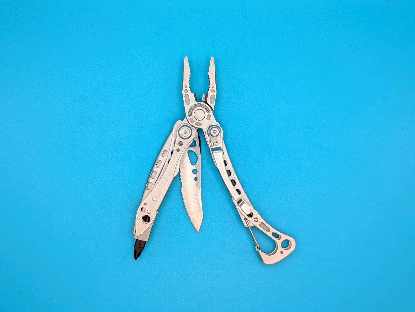 LEATHERMAN Skeletool Multi Tool – Combo Edge Blade Knife Pliers Carabiner!!!