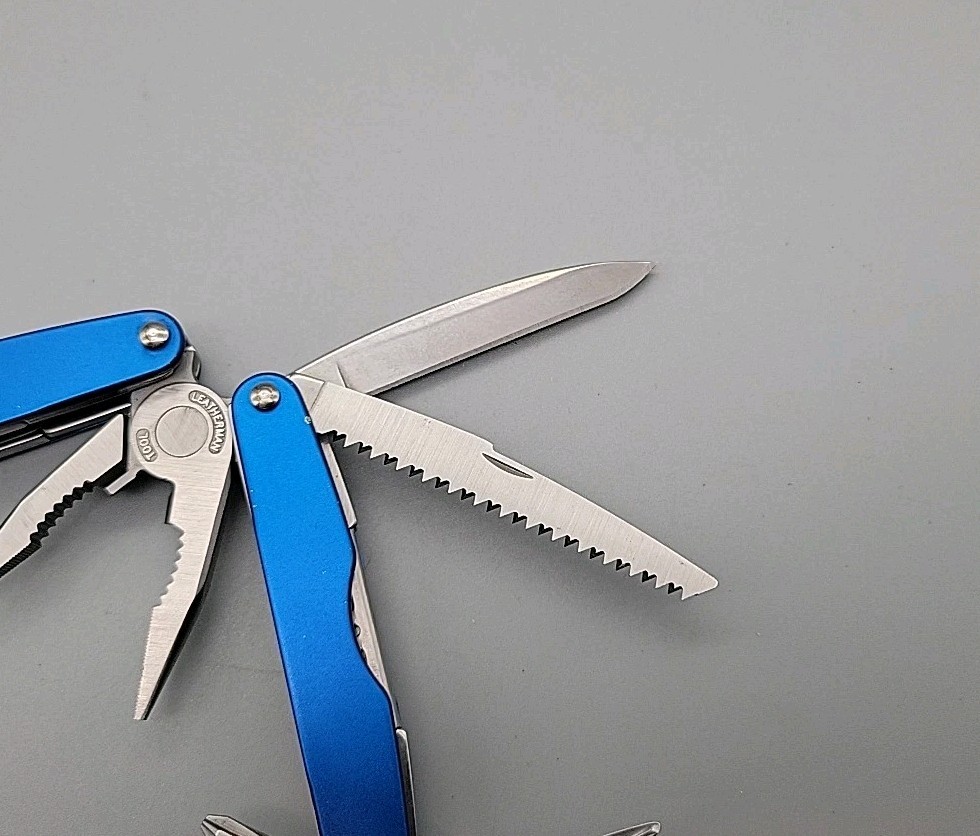 Leatherman JUICE CS4 Multi-Tool – Dated 0513 – Blue – Discontinued