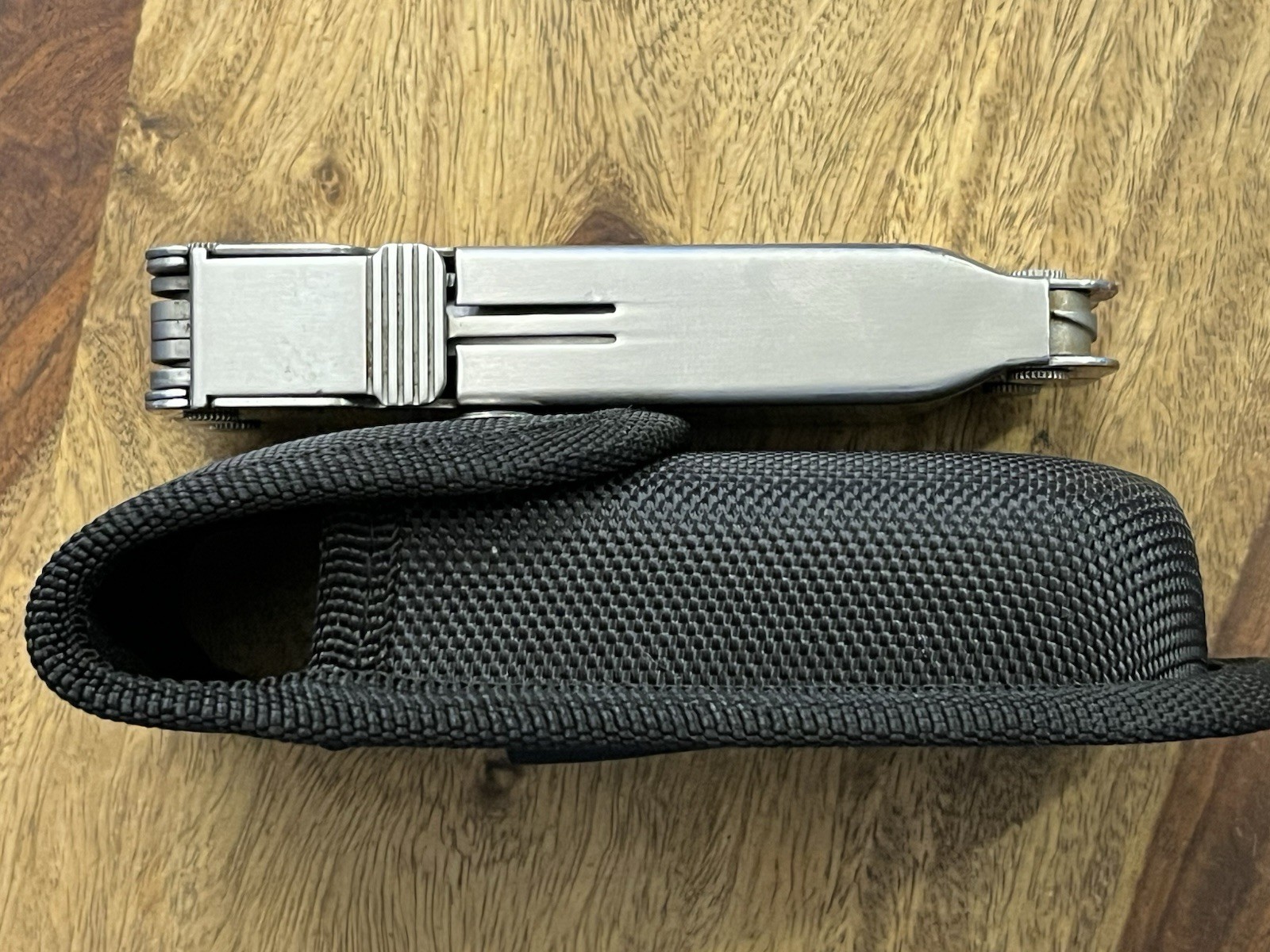 Leatherman Super Tool 300 Multitool w/Beautiful Sheath