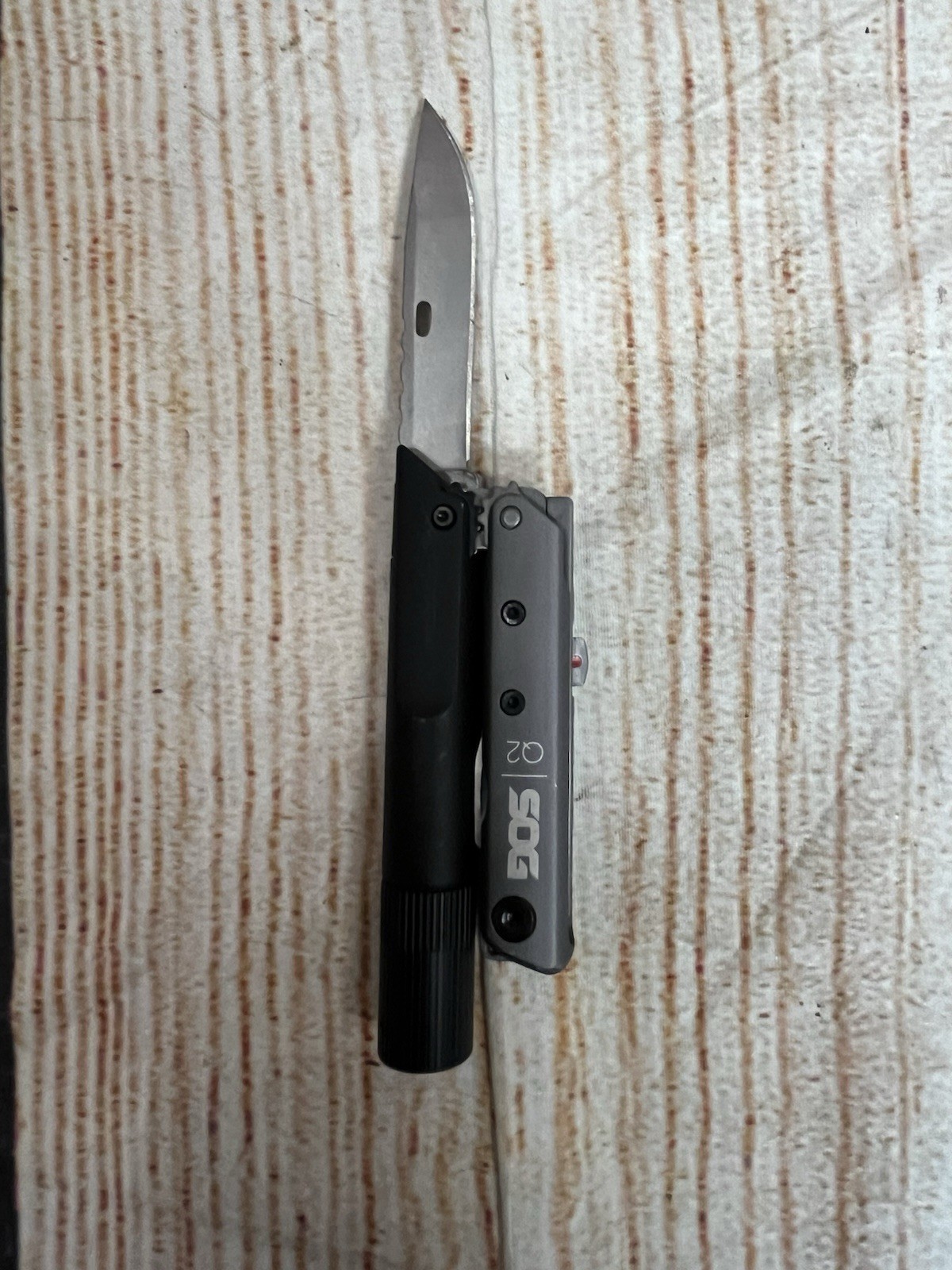 Sog Baton Q2 Multi Tool Flashlight Folding Knife Screwdriver Bottle Opener