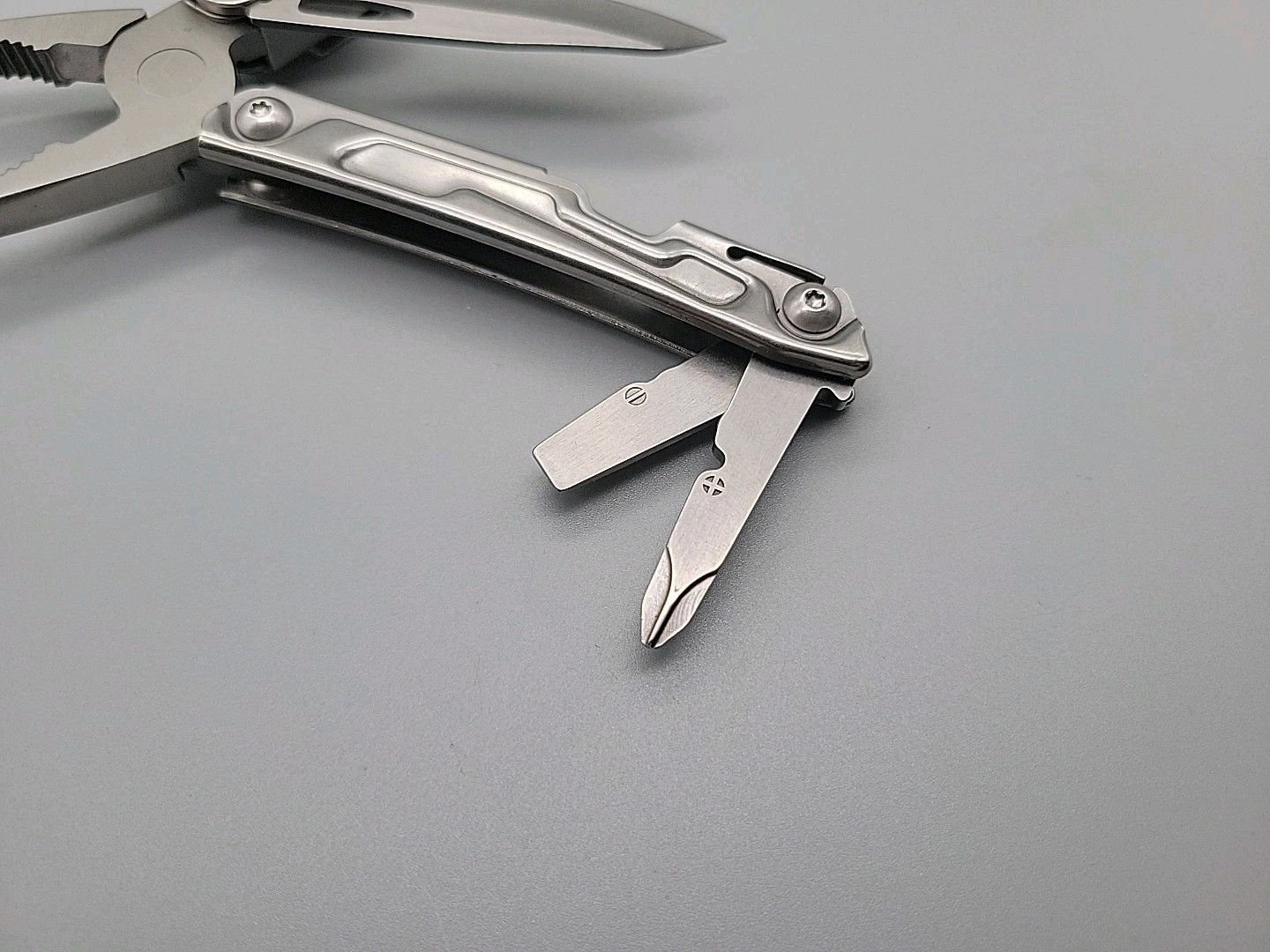 Leatherman Bolster Multi Tool – Pliers, Knife, File, Screwdrivers, Can Opener