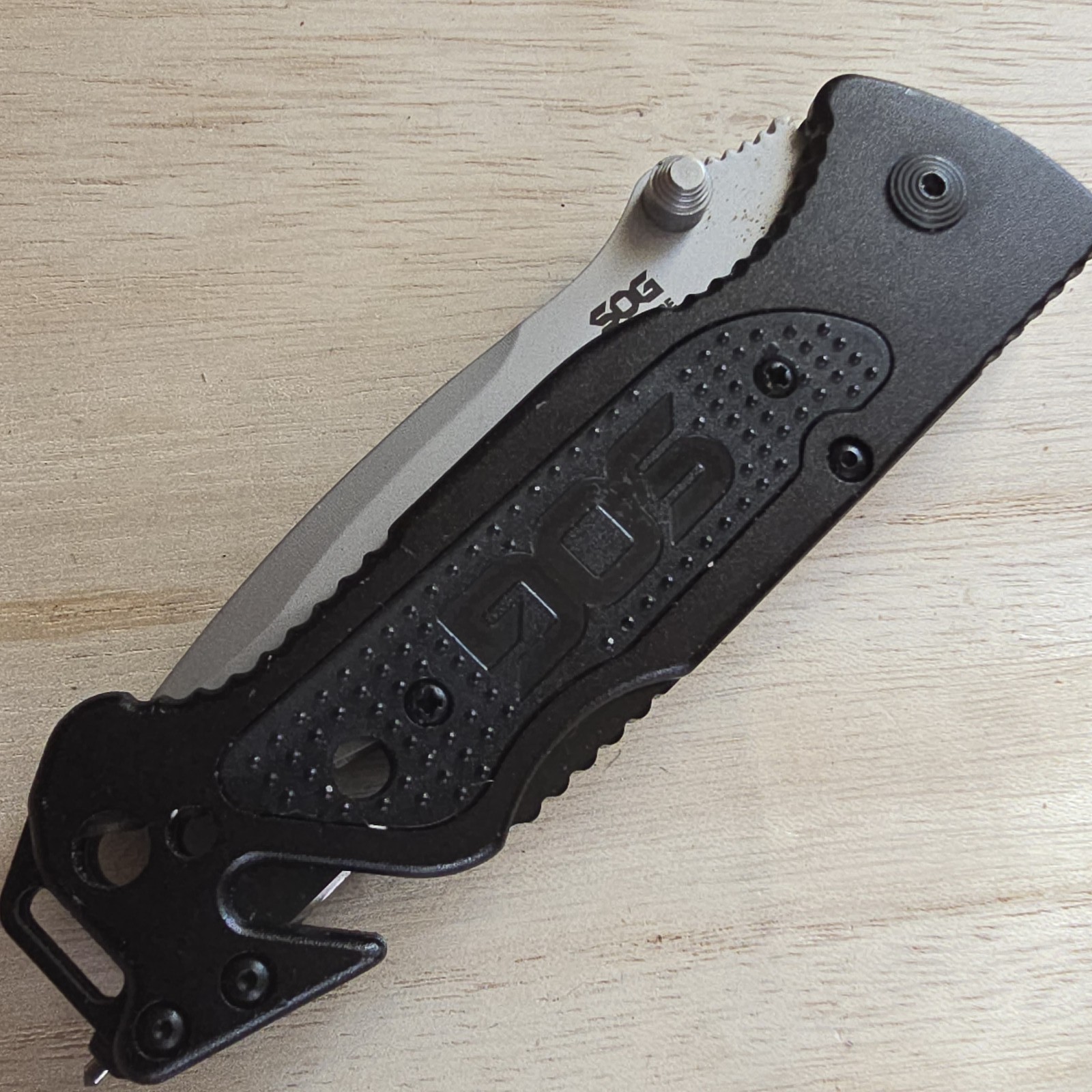 SOG ESCAPE LOCKBACK TACTICAL KNIFE BELT CUTTER GLASS BREAKER