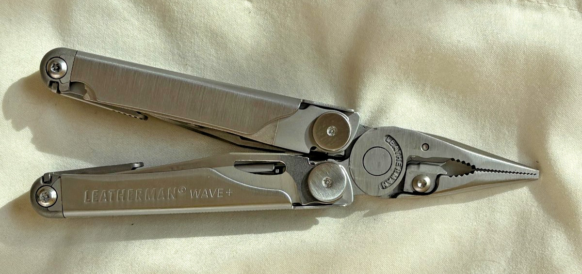 Leatherman Wave Multi-Tool Pliers Pocket Knife w/ Sheath, mint