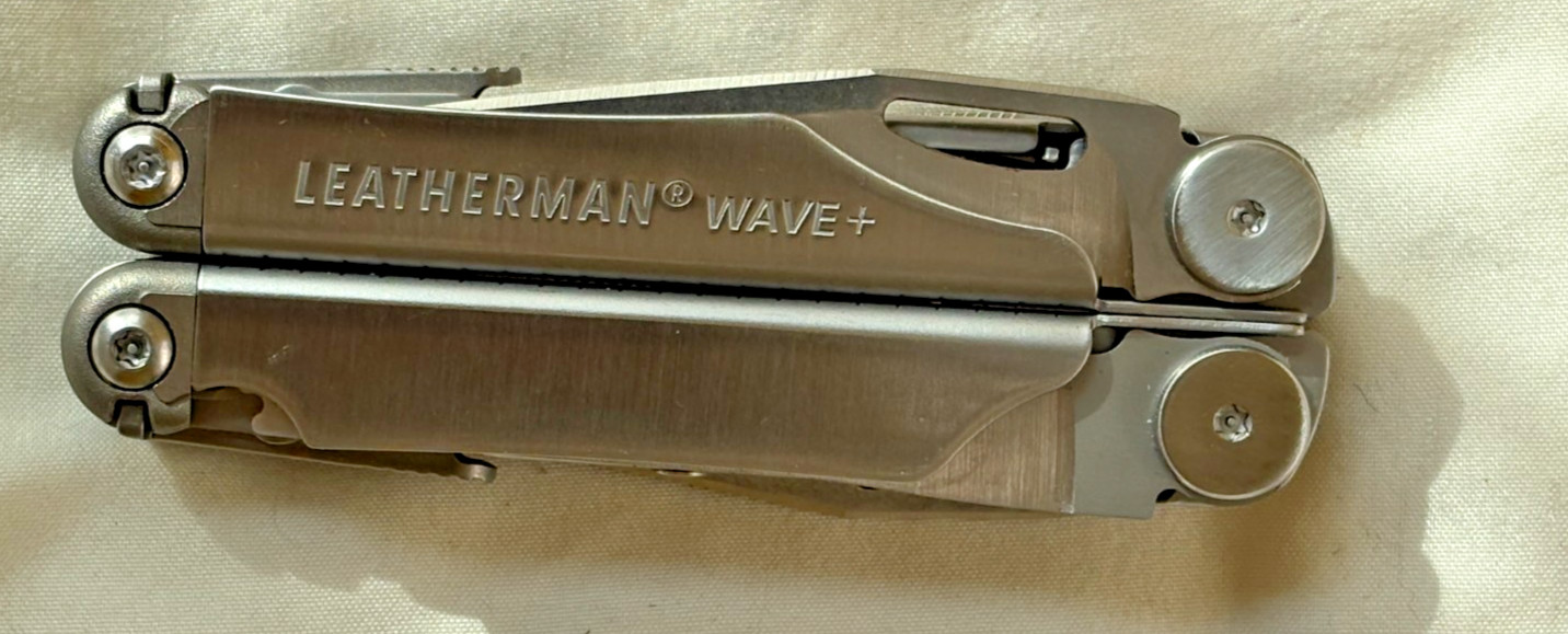 Leatherman Wave Multi-Tool Pliers Pocket Knife w/ Sheath, mint