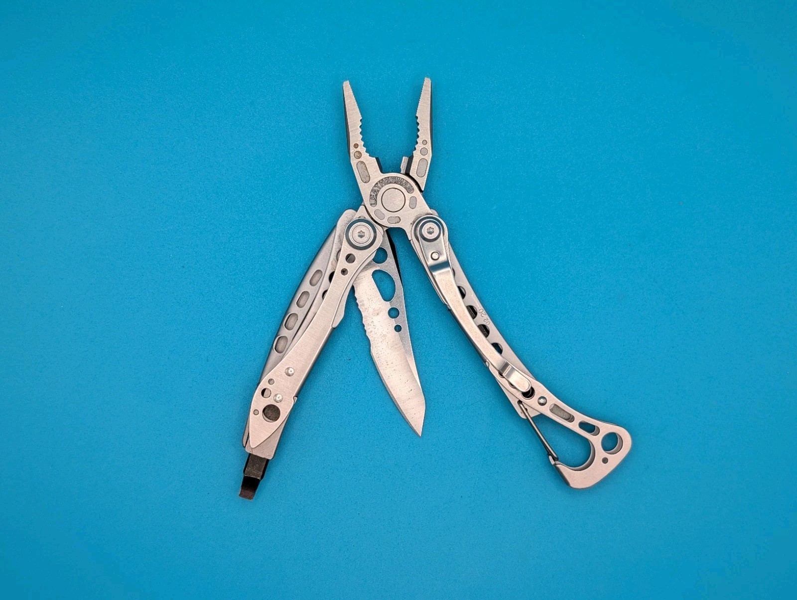 LEATHERMAN Skeletool Multi Tool – Combo Edge Blade Knife Pliers Carabiner!!!