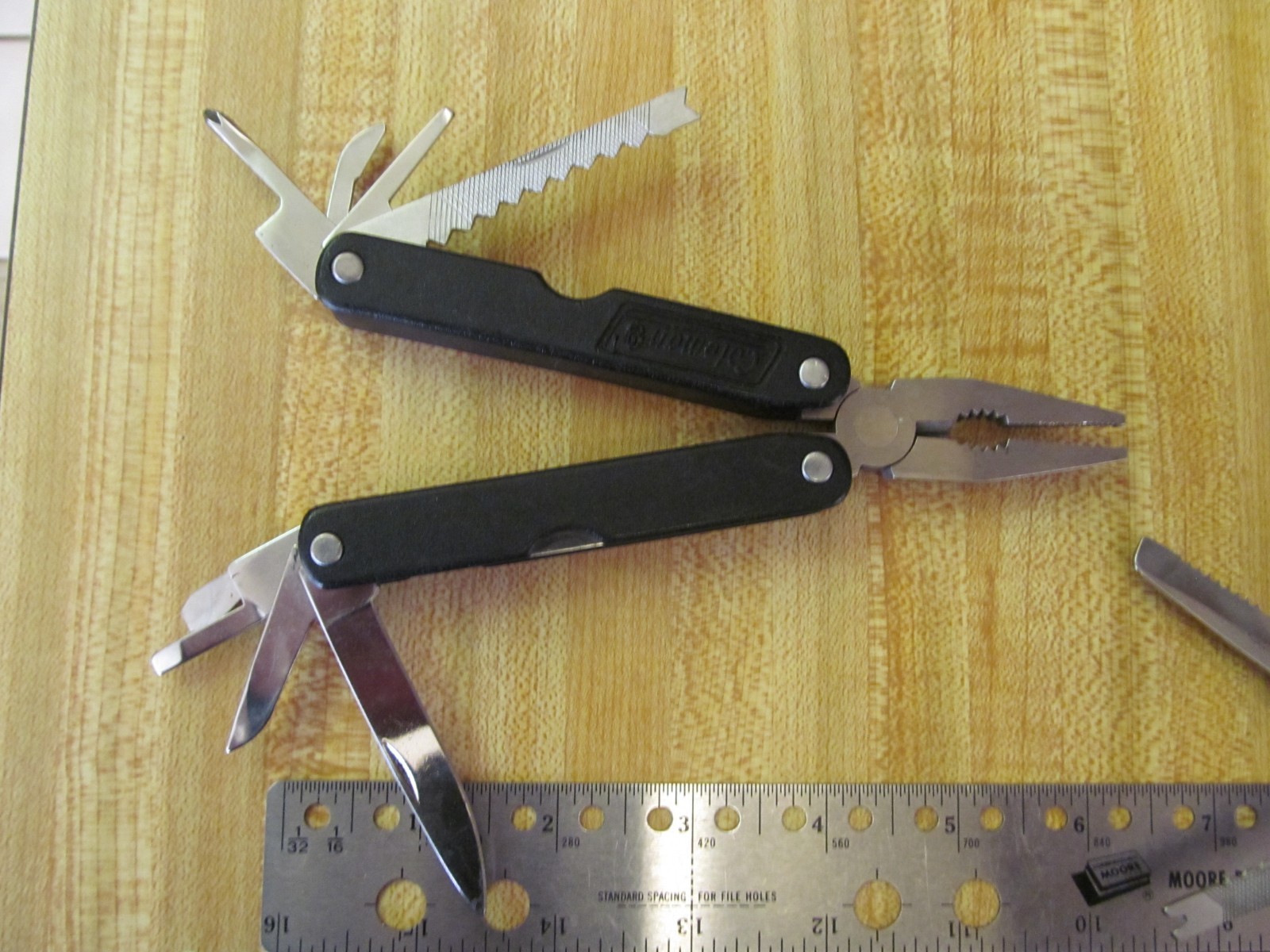 Lot of 8 Various brands inc. Winchester and Coast Multi Tools