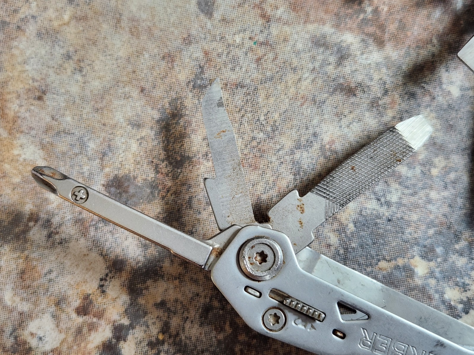 Gerber Suspension NXT 15-in-1 Pocket Multi-Tool Knife Pliers Screwdriver Cutters