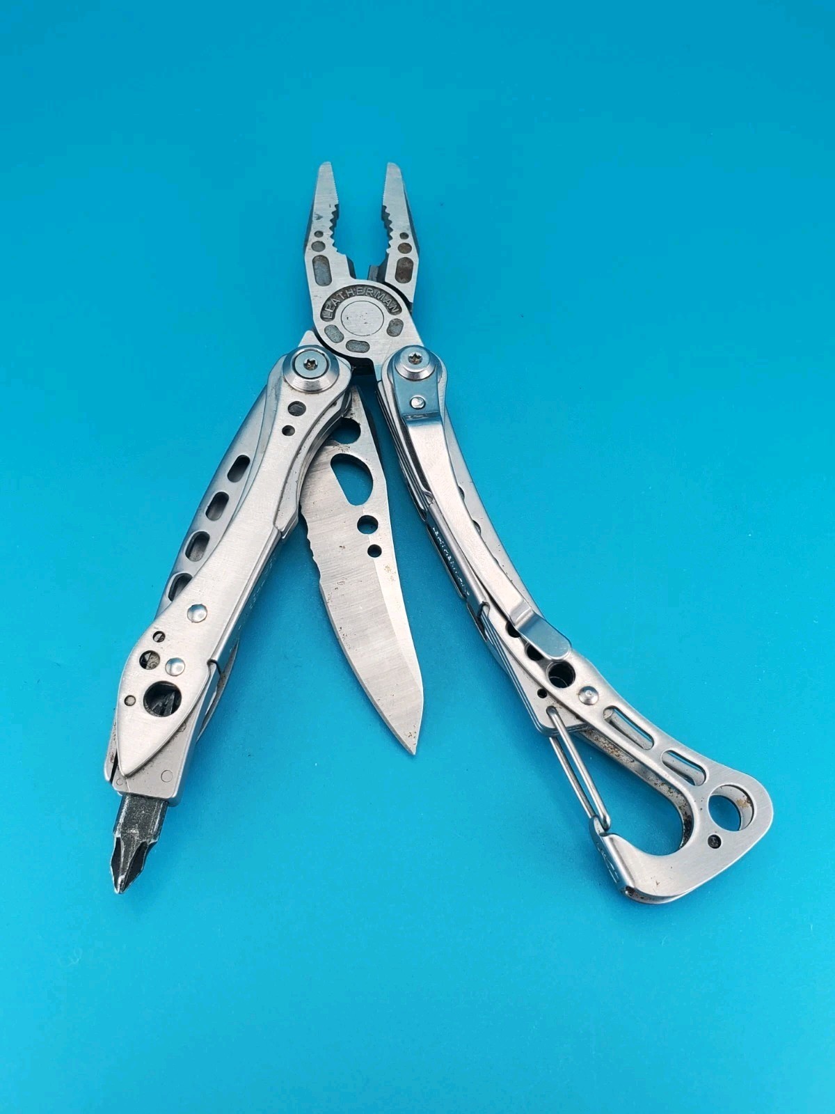 LEATHERMAN Skeletool Multi Tool – Combo Edge Blade Knife Pliers Carabiner!!!