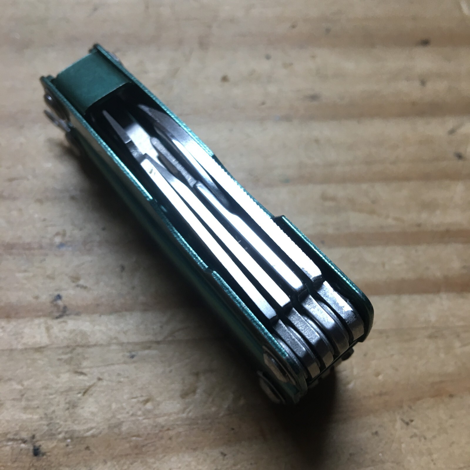 Green Metal Stainless Steel Pocket Foldable 9-in-1 Multi-tools 3″L x 1″W ***New