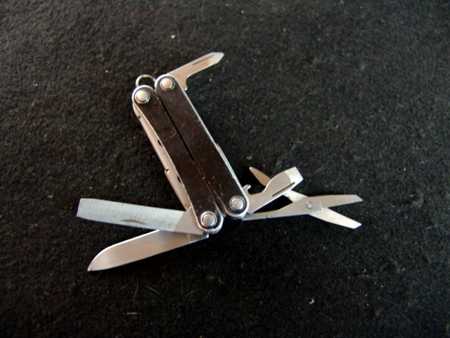 LEATHERMAN SQUIRT ES4-ELECTRICIAN WIRE STRIPPER MULITOOL-RETIRED- LEATHER POUCH