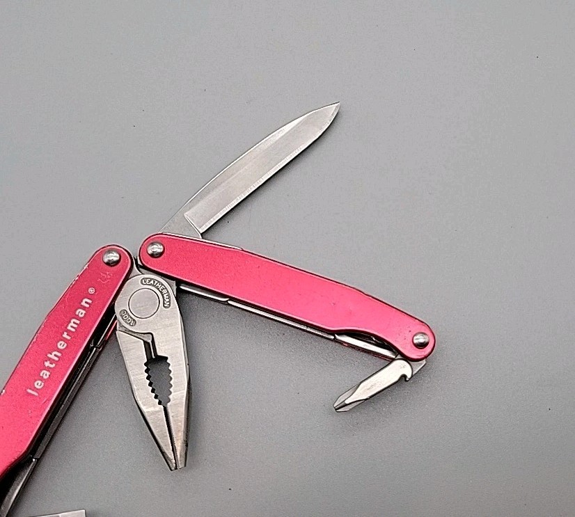 Leatherman JUICE C2 Multitool – Dated 0508 – Red – Knife, Pliers *Retired*