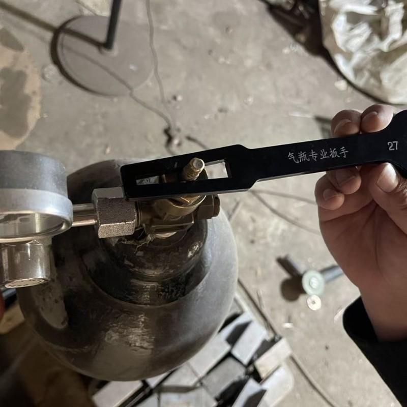 Multiple Gas Cylinder Valves Tool 45# Steel Construction Ergonomic Lightweight