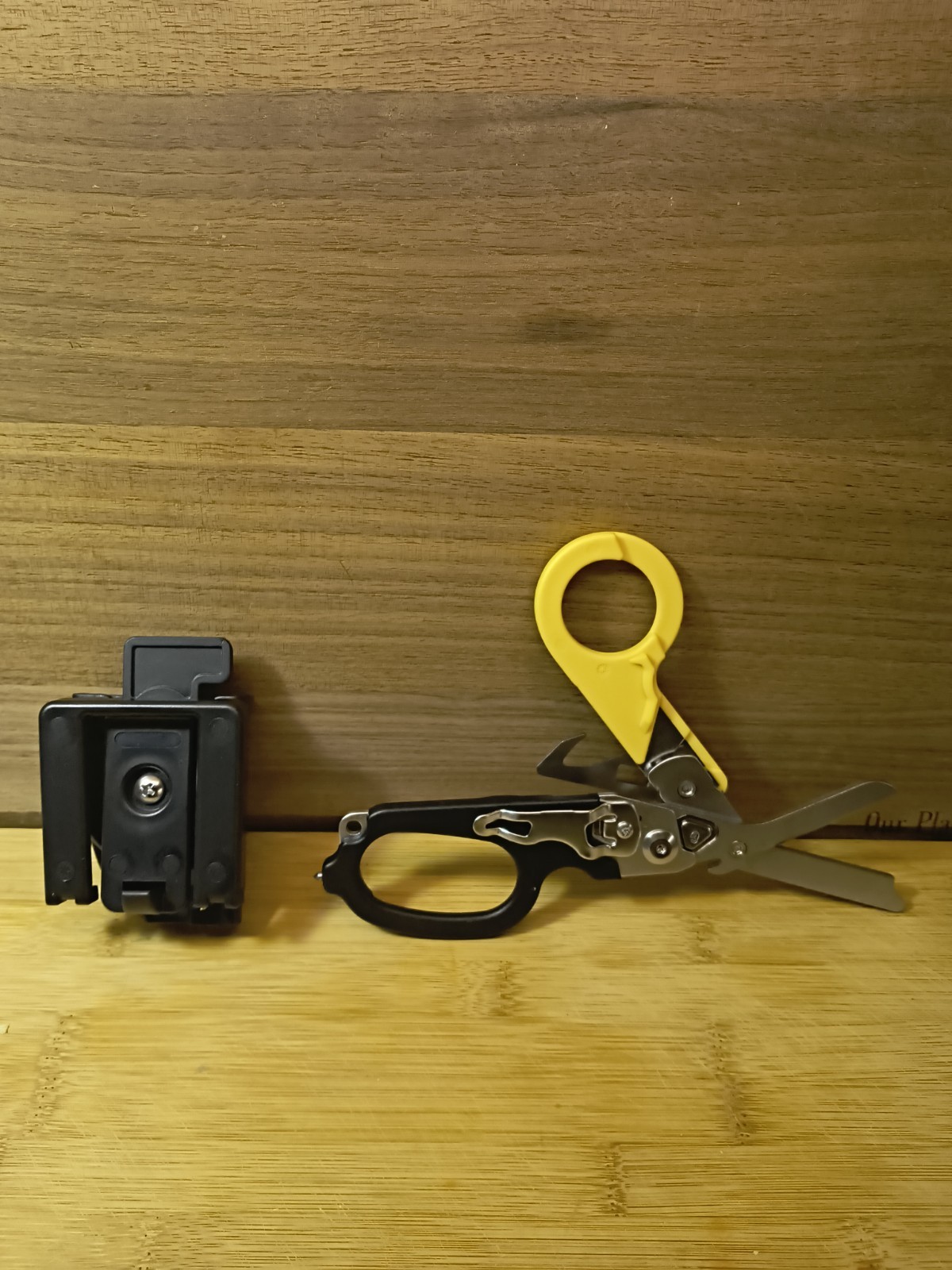 6 In 1 Trauma Shears Multi Tool Compared To Raptor Black/Yellow Carry Case Clip