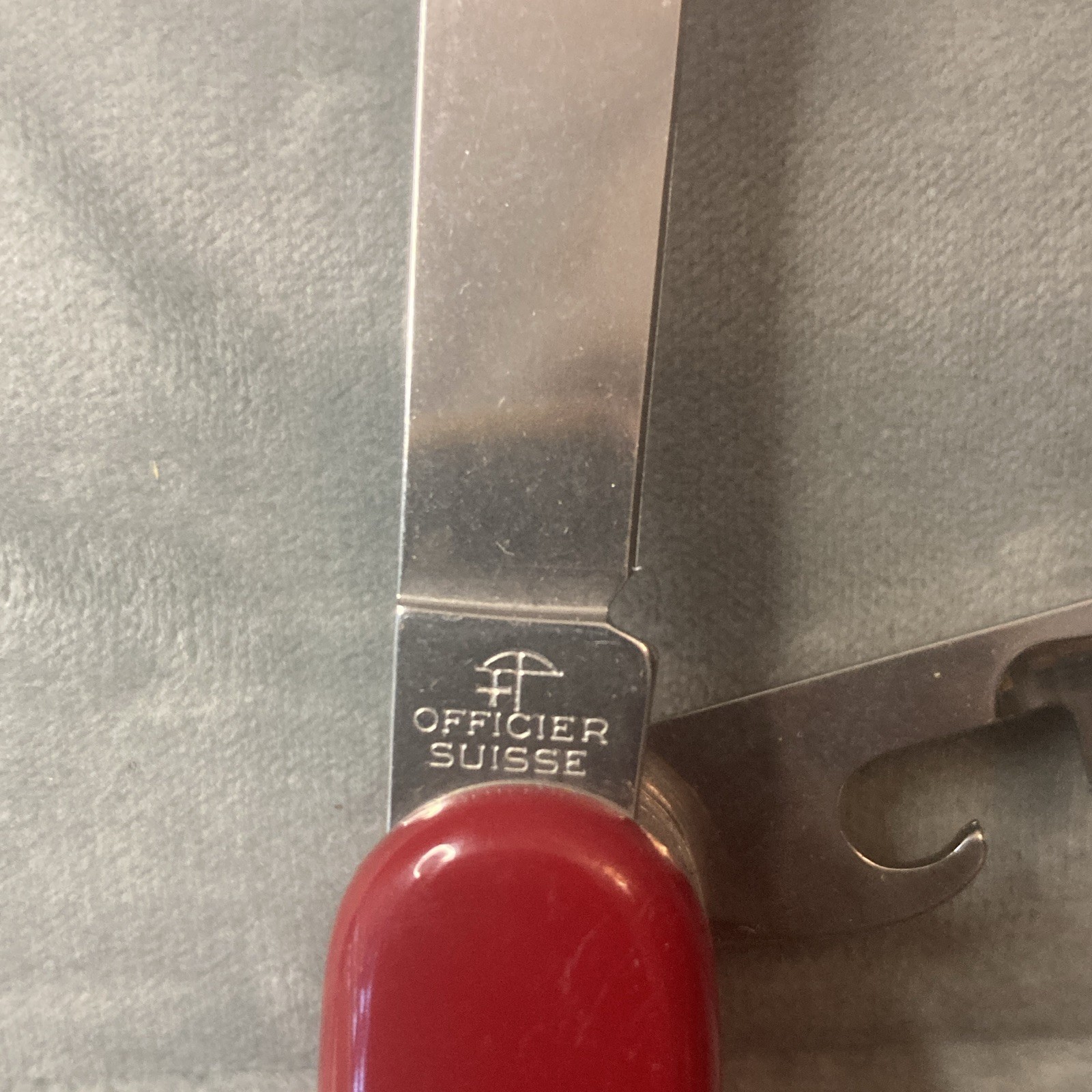 Victorinox Swiss Army Knife Red officier suisse Made in Switzerland.