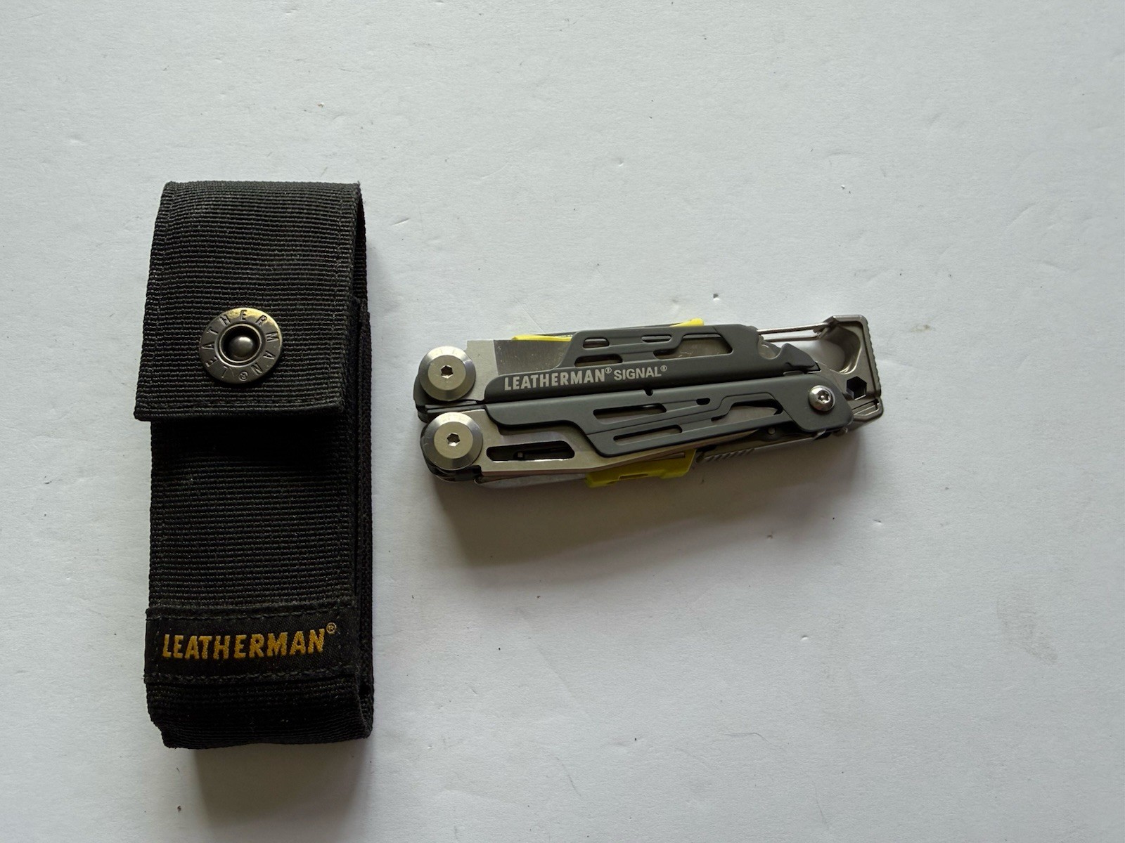 Leatherman Signal Multi-Tool Pliers Grey yellow/green Nylon Sheath USA Nice Cond