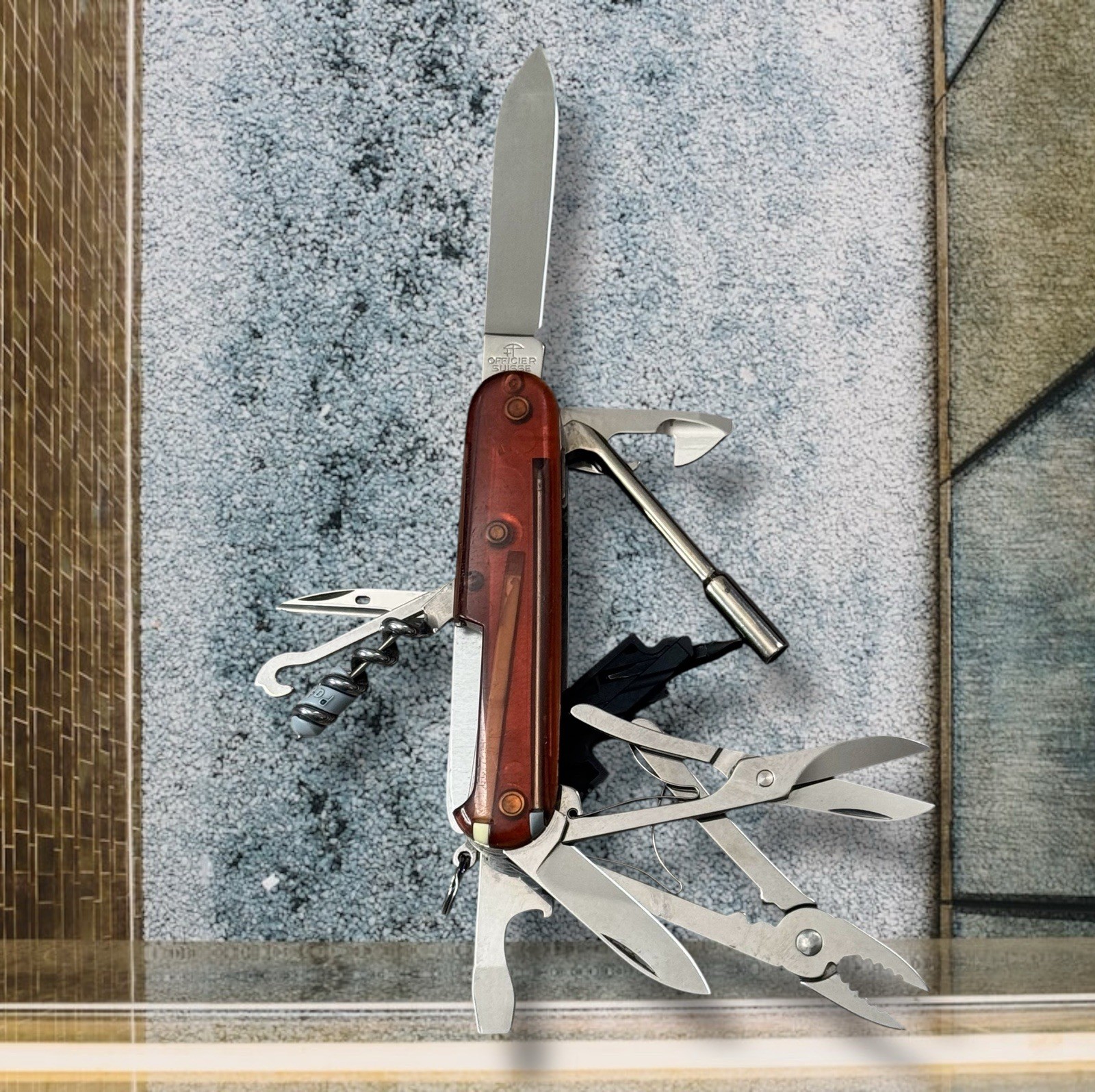 VICTORINOX SWITZERLAND OFFICIER SUISSE Stainless Rostfrei 16-Function Multi-Tool