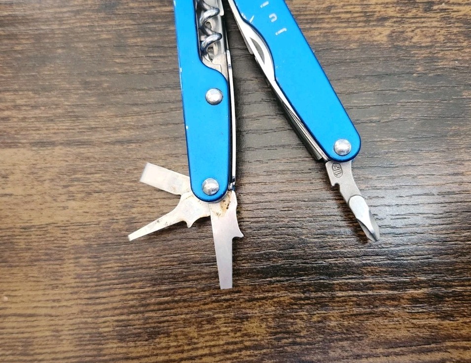 Leatherman Juice CS4 Blue Multitool – Pliers Blade Corkscrew – Great D64