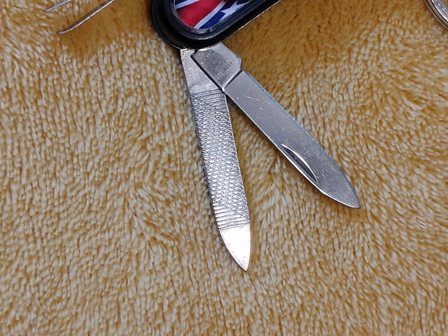 Mini Multi-Tool Keychain Pocket Knife – Skull Art w/ Stars & Stripes – 7 Tools
