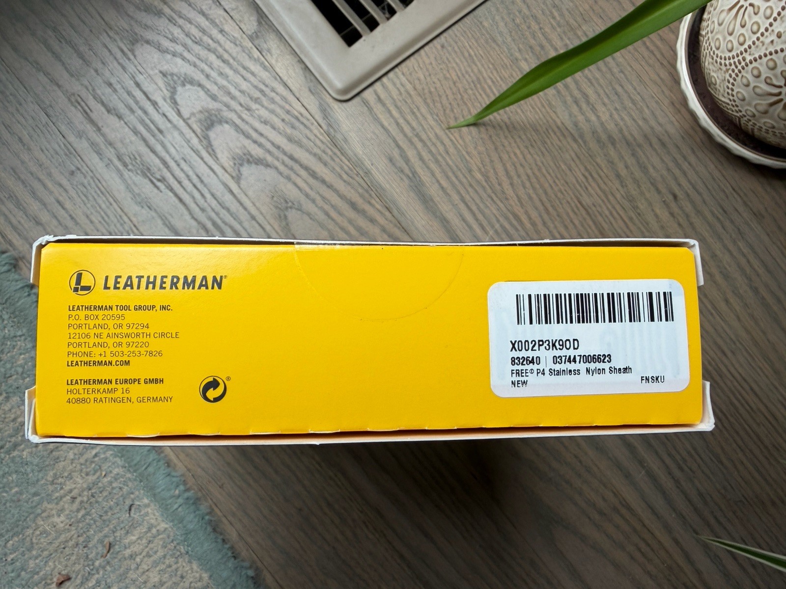 Leatherman Free P4 Stainless Steel 19-in-1 Multi-Tool, Sheath, Part Serr