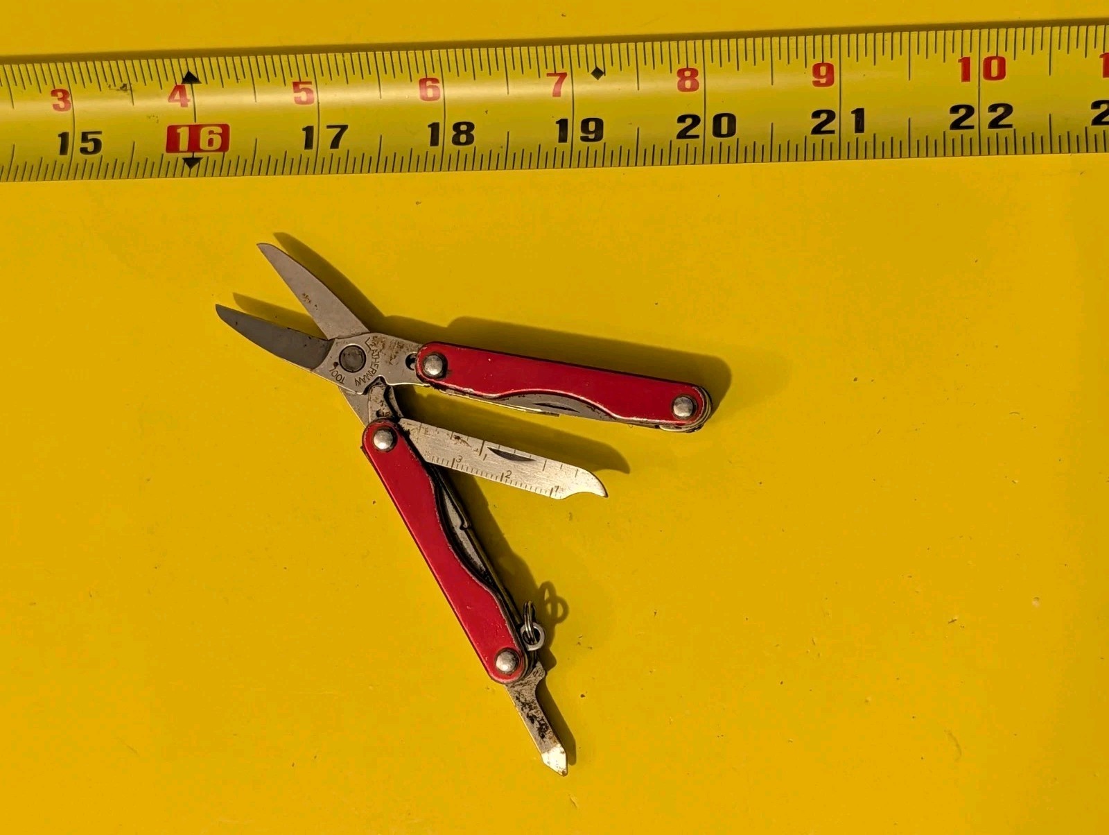 Leatherman Squirt S4 Red Multi Tool Knife (Tough Condition- Needs Work)