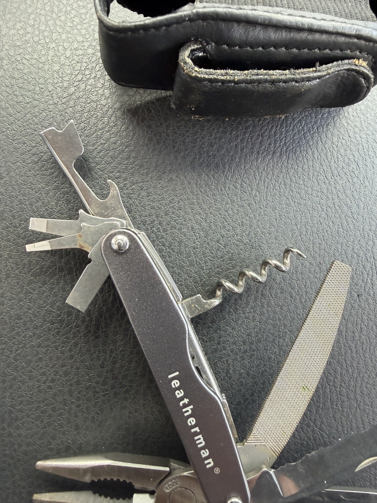 1 Leatherman XE6 JUICE Multi Tool RARE with Carey case pouch