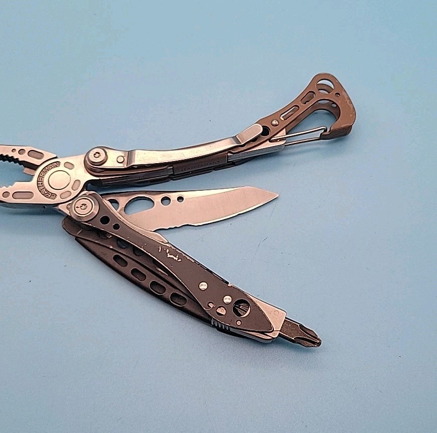 Leatherman Skeletool Multi-Tool – Pliers, Combo Blade, Driver Bits – Coyote Tan