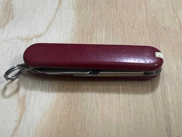 Victorinox Swiss Army Classic SD Red Keychain Multi-Tool – Great condition