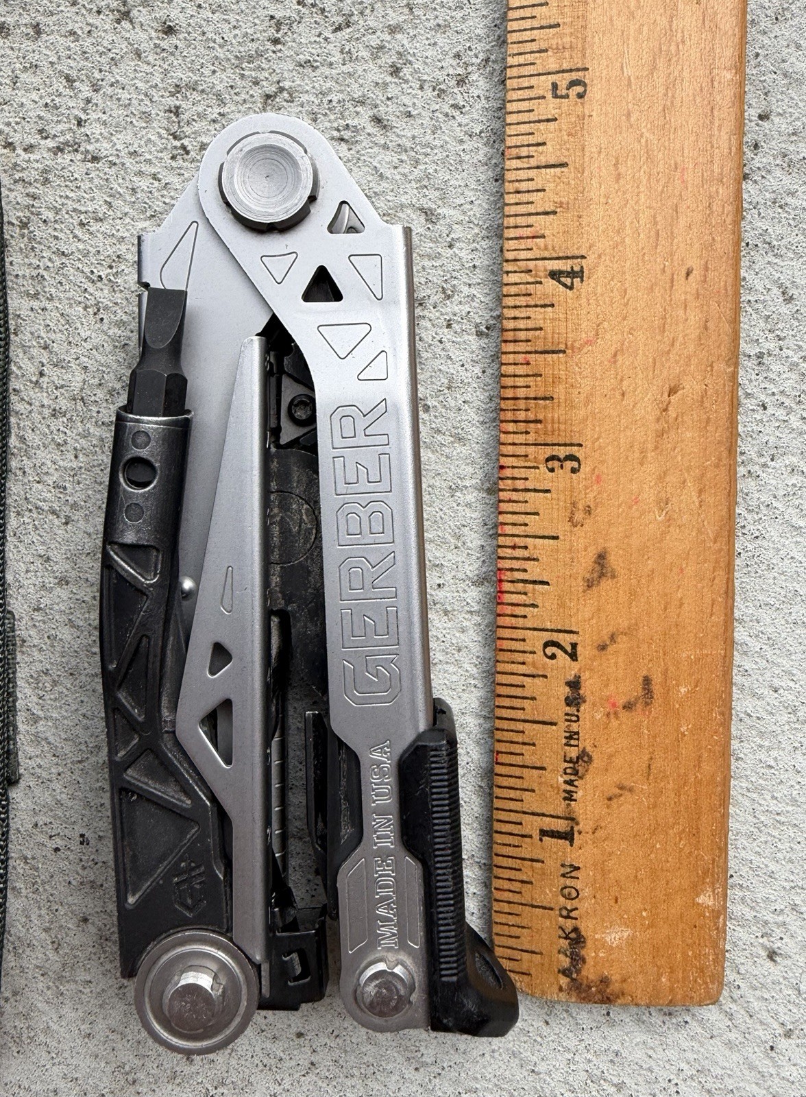 GERBER CENTER DRIVE SILVER/BLACK MULTI-TOOL W/MOLLE SHEATH, GOOD, NO EXTRA BITS!