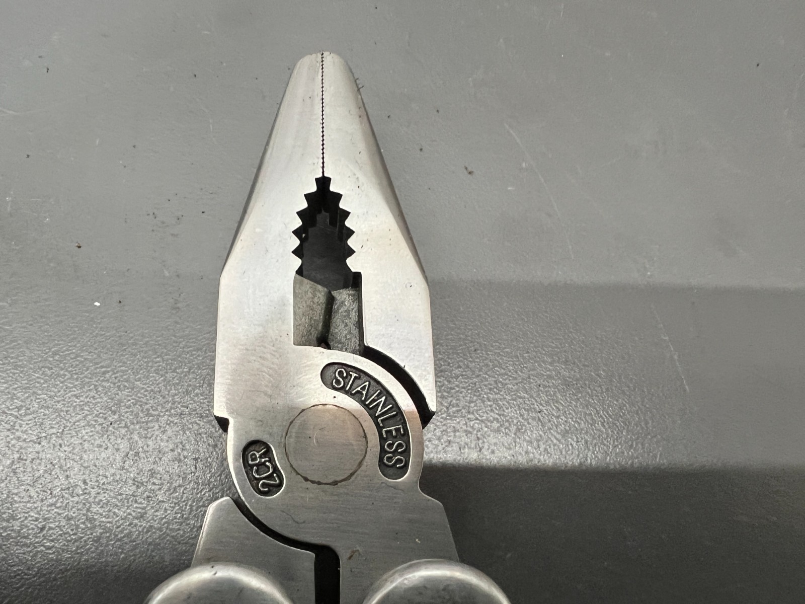 (q) UNUSED STANLEY 2CR 12 IN 1 STAINLESS KNIFE PLIER DRIVER W CASE & BITS
