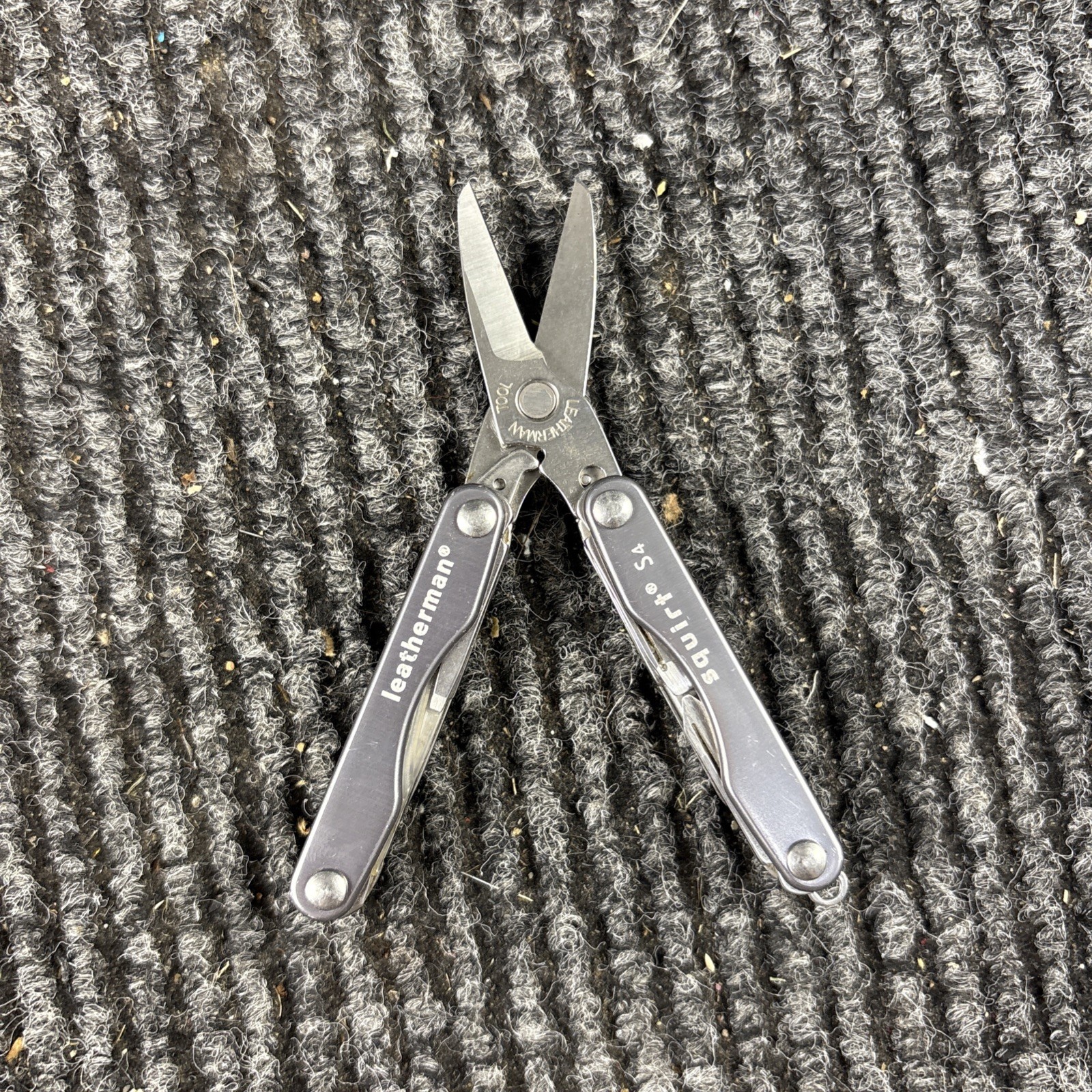 Leatherman Squirt S4 Stainless Steel Multitool – Gray (450)