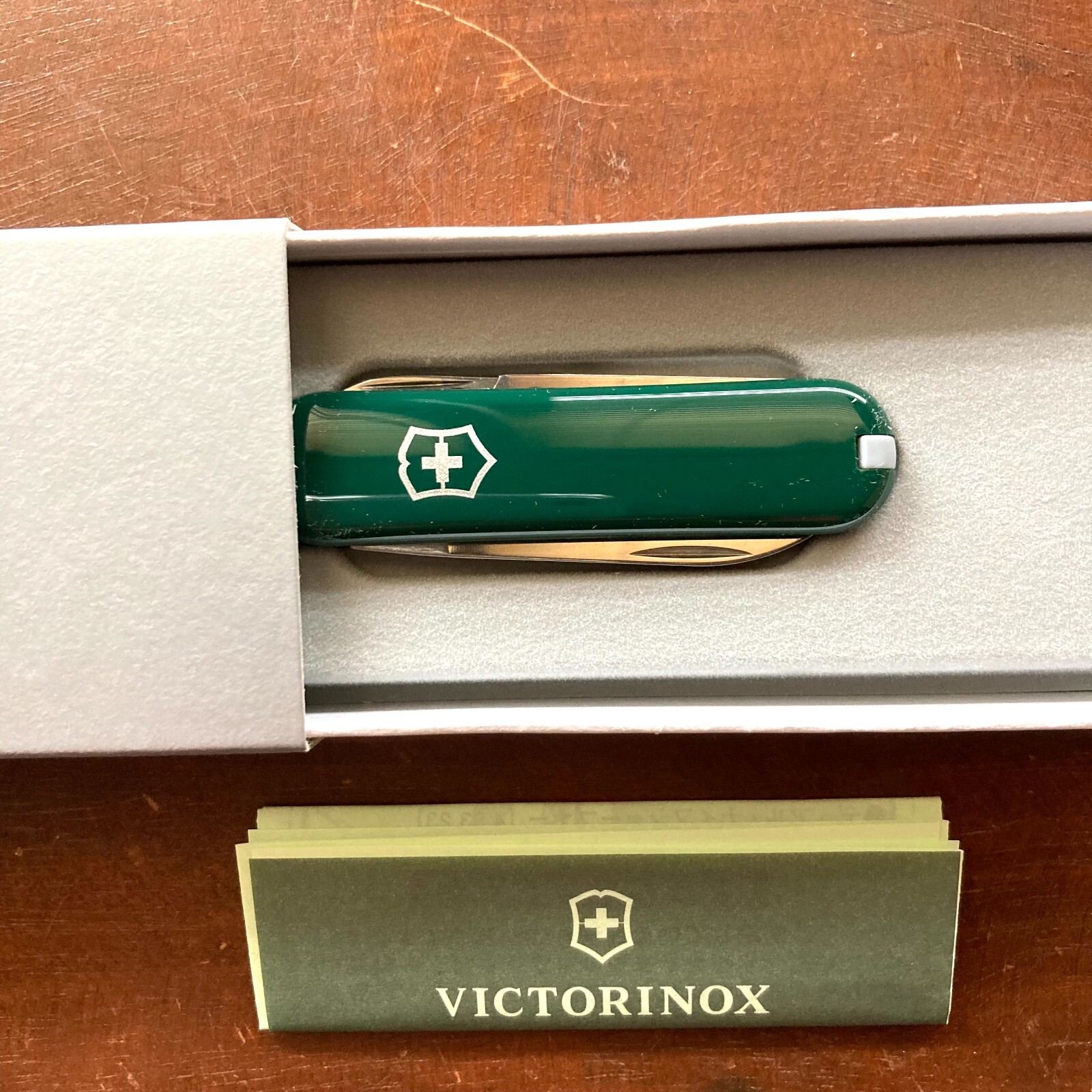 VICTORINOX × TRAVELER’S COMPANY Classic SD Message Green