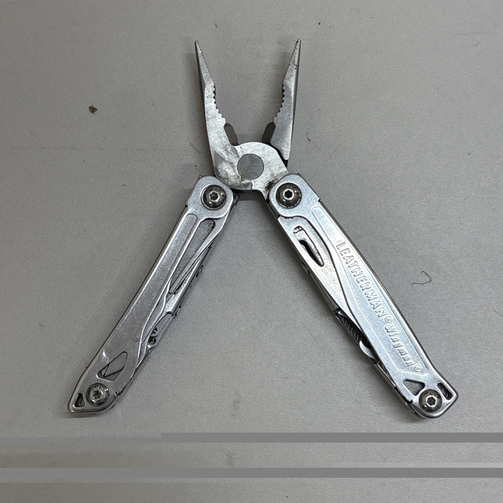 Leatherman Wingman Multitool with 14 tools Needle Nose pliers, wire cutter (032)