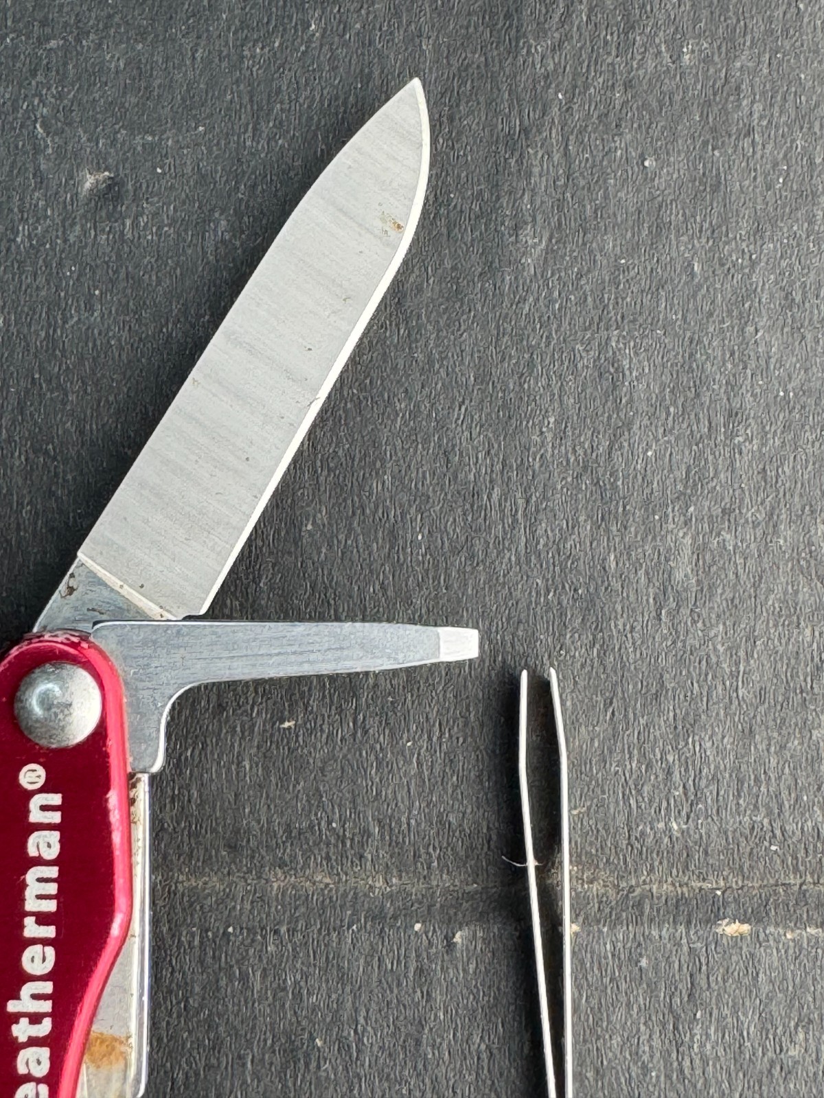 Leatherman Squirt S4 Stainless Steel Multitool Keychain – red