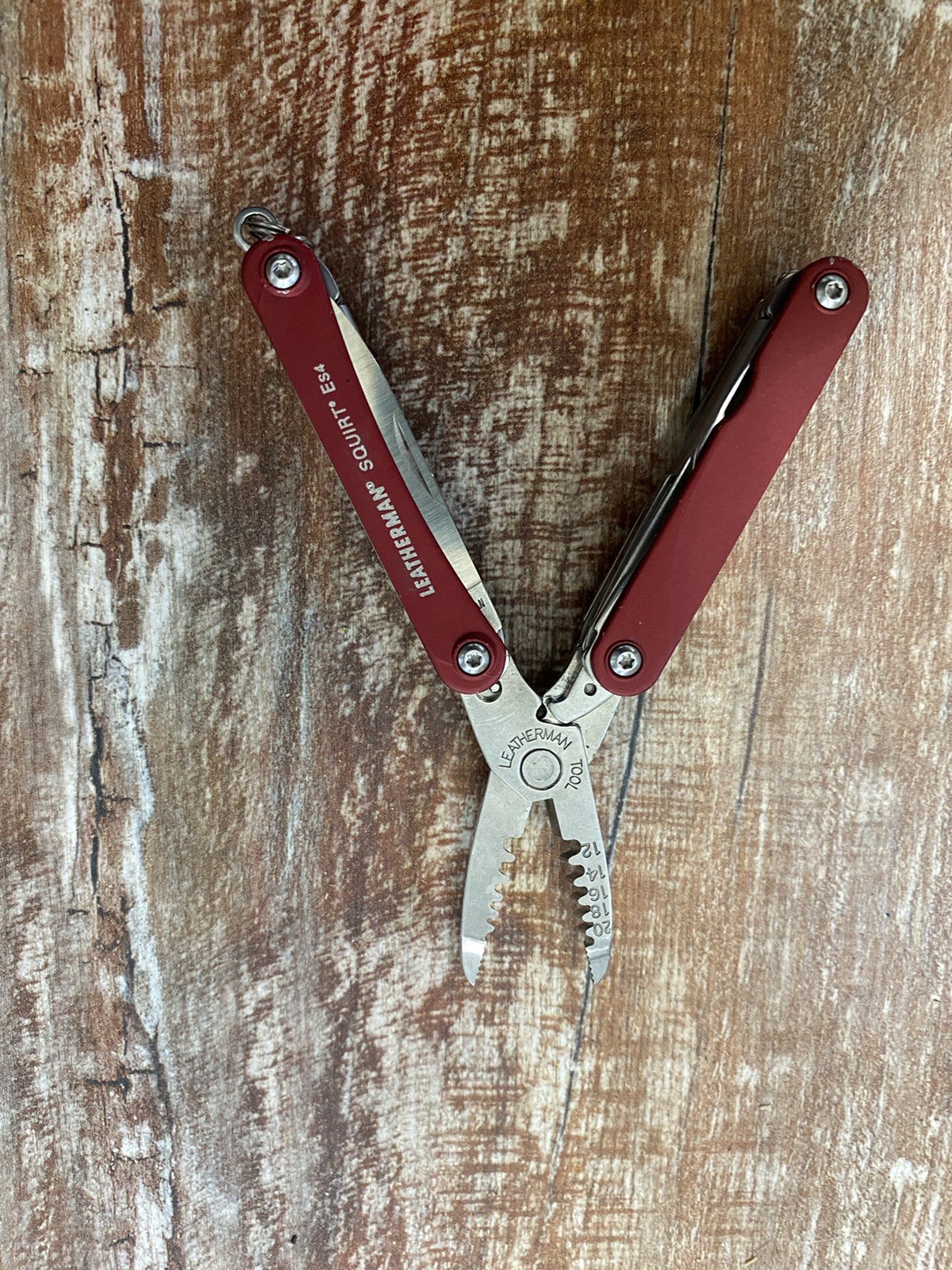 Leatherman Squirt ES4 Multi-Tool, Knife, Wire Strippers, Red – Canon – Excellent