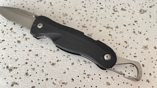 Leatherman Knife C33LX Combo Blade Folding Pocket Knife Linerlock Black Handle –