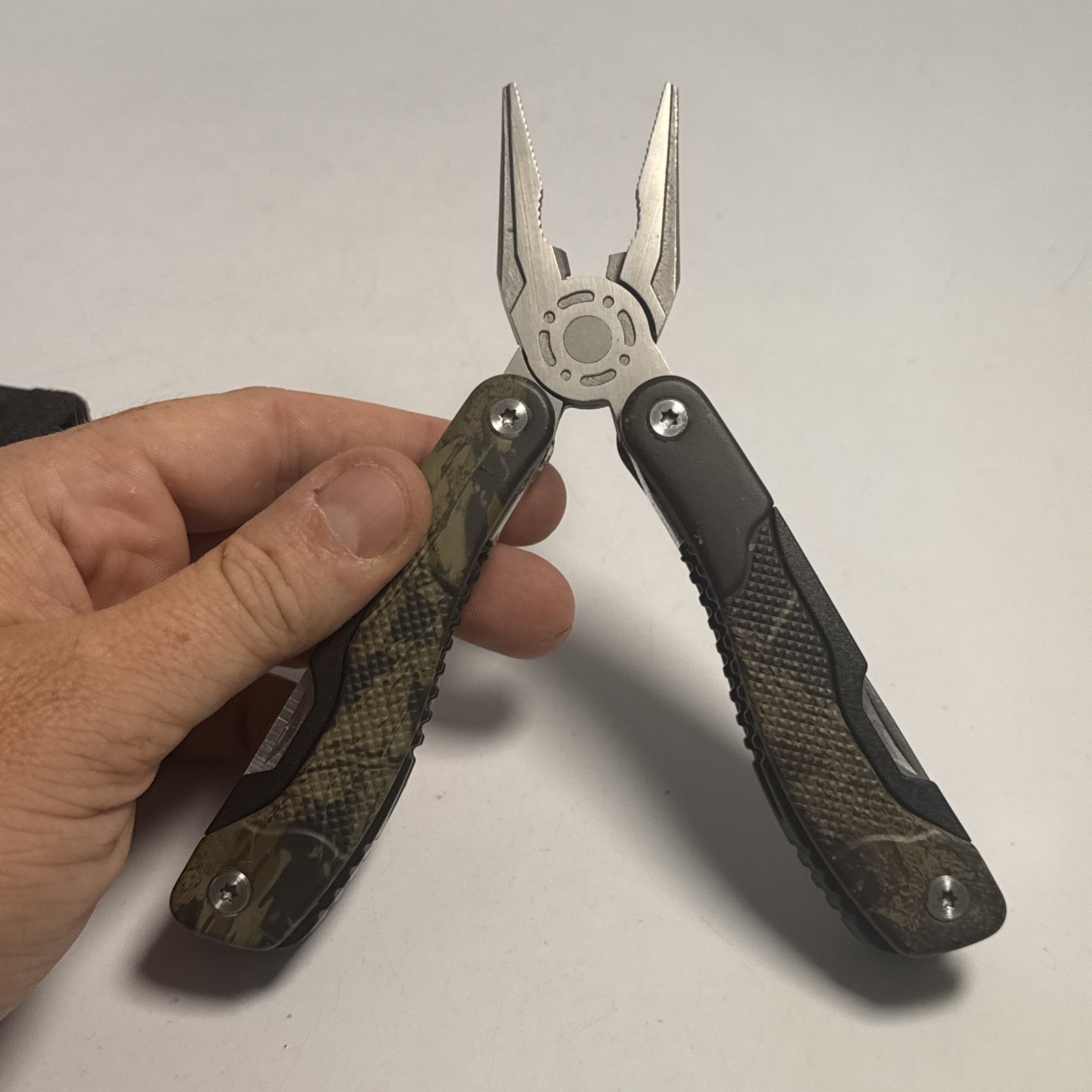 Olympia Tools IWork 12 in 1 Multi-tool Camouflage Clean + Belt Pouch Knife Blade