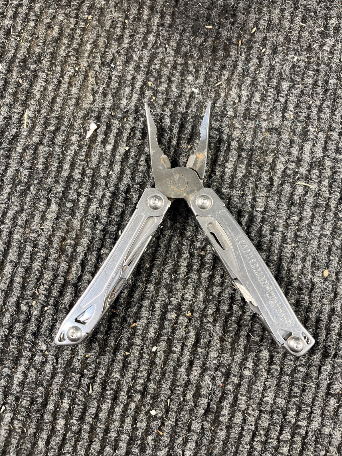 Leatherman Wingman Multitool with 14 tools Needle Nose pliers, wire cutter (039)